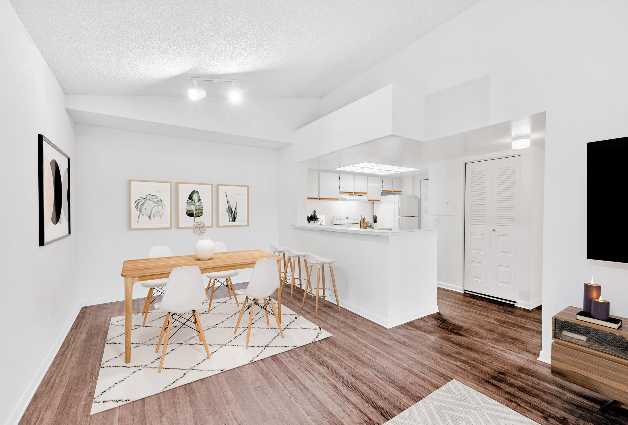 The interior of a dining area at The Reserve at Ashely Lake apartments.