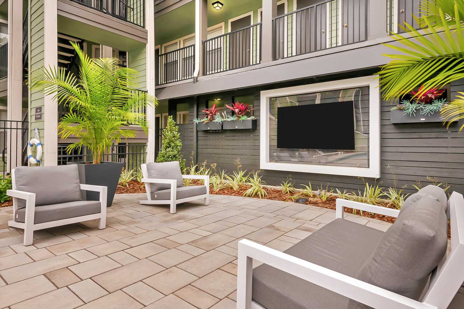 The terrace at Brookwood Club apartments in Jacksonville, FL.