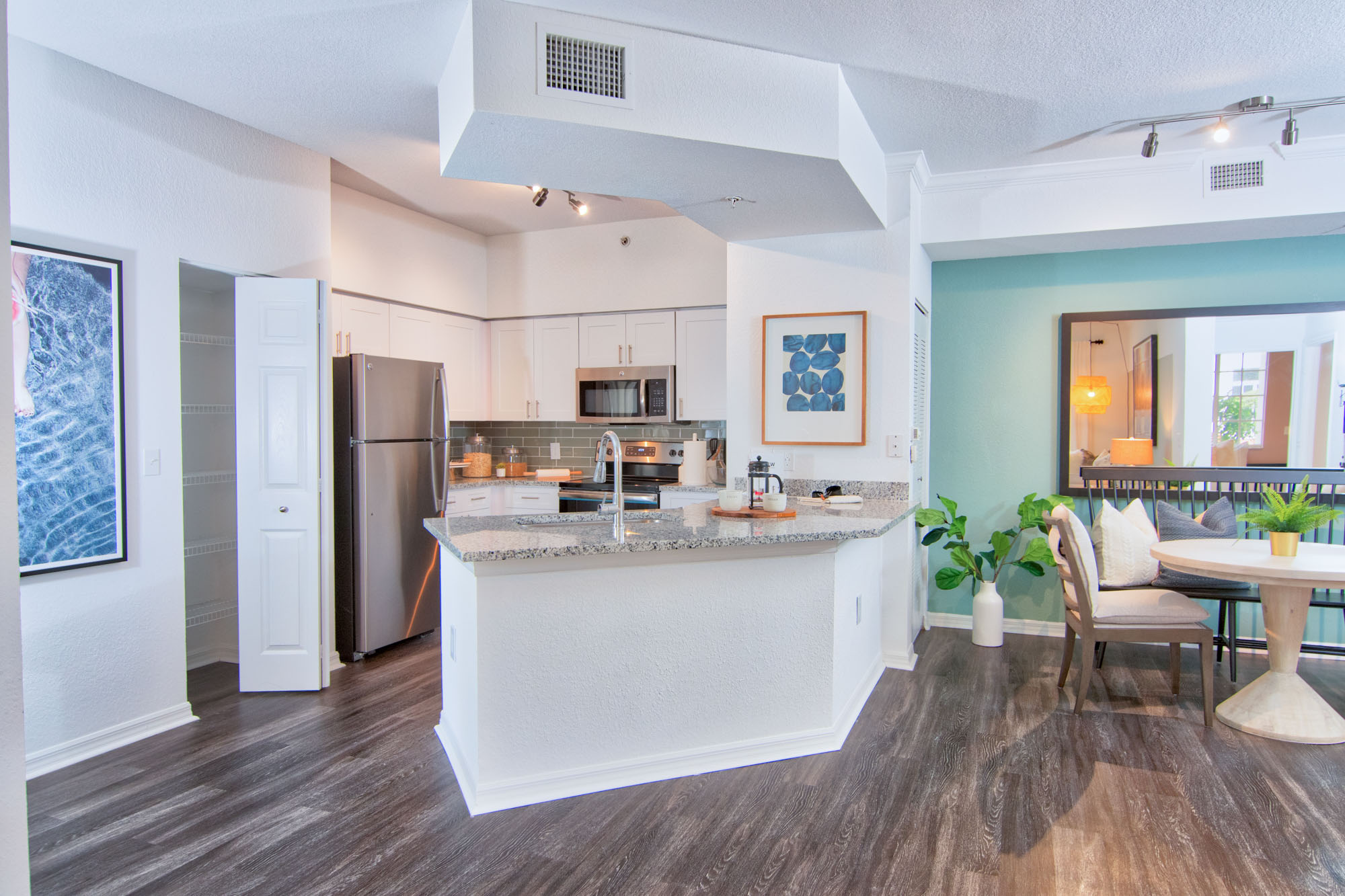 A kitchen and dining area at Solano at Miramar apartments in Miramar, FL.