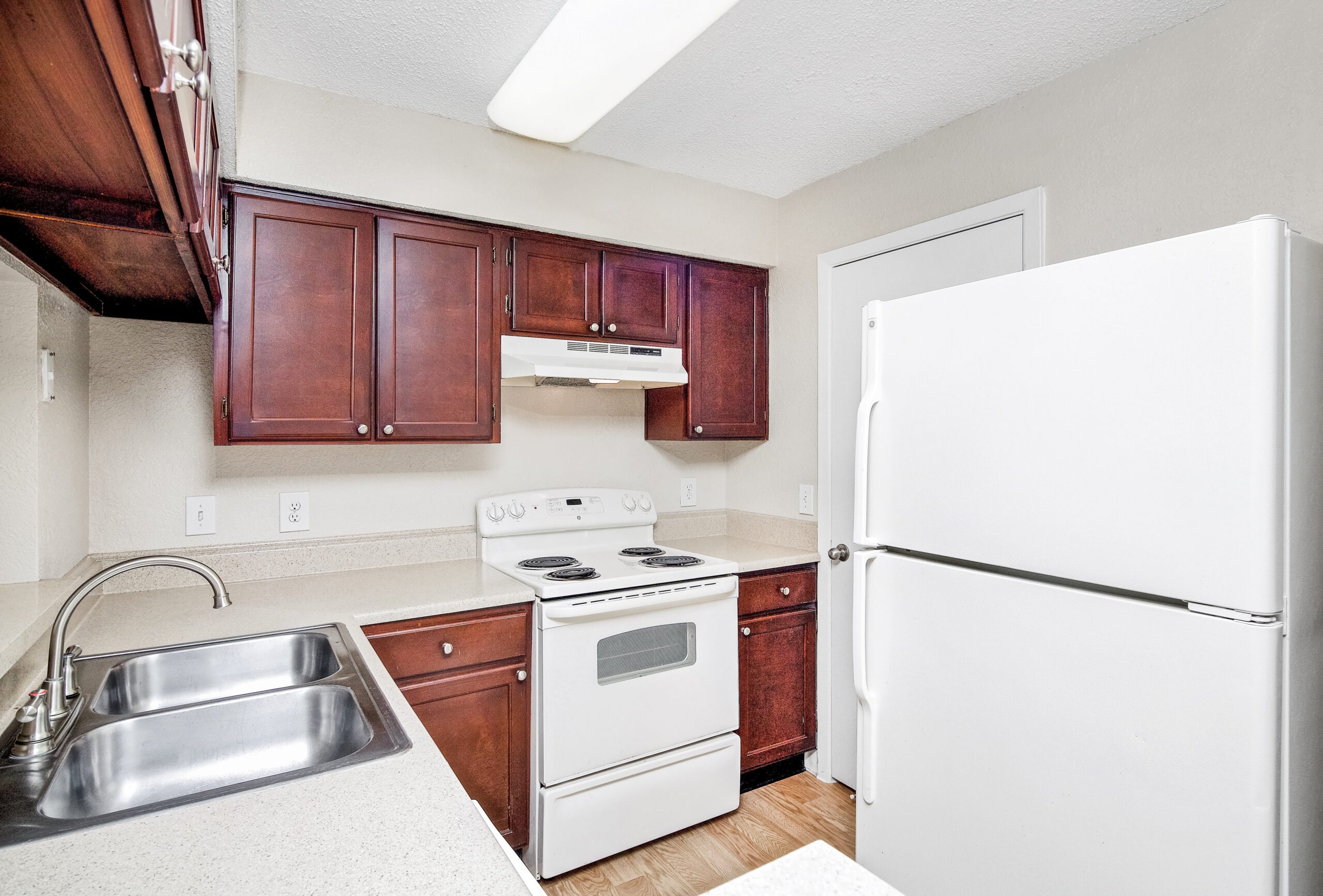 A kitchen at Brookwood Club apartments in Jacksonville, FL.