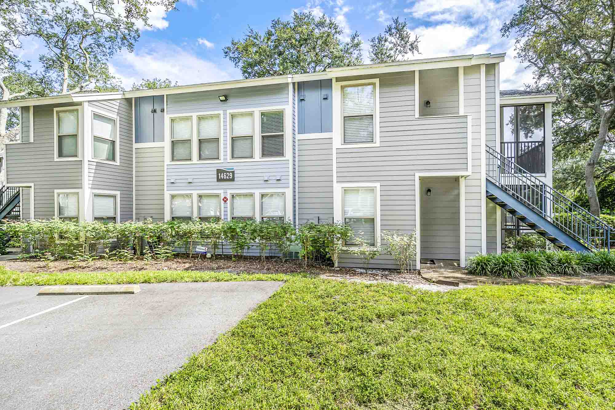 The exterior of the apartments at Oak Ramble in Tampa, FL.