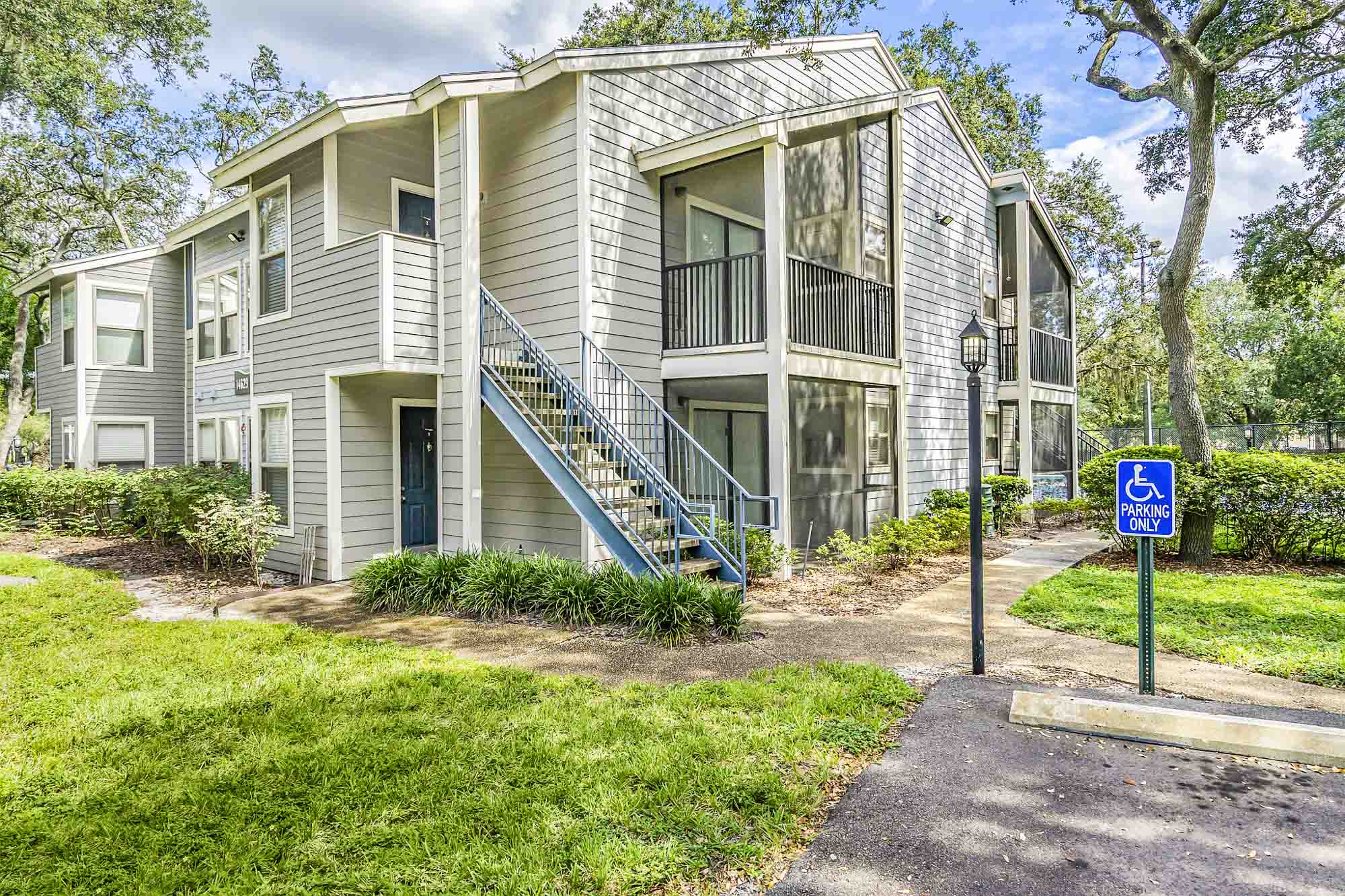 The exterior of the apartments at Oak Ramble in Tampa, FL.