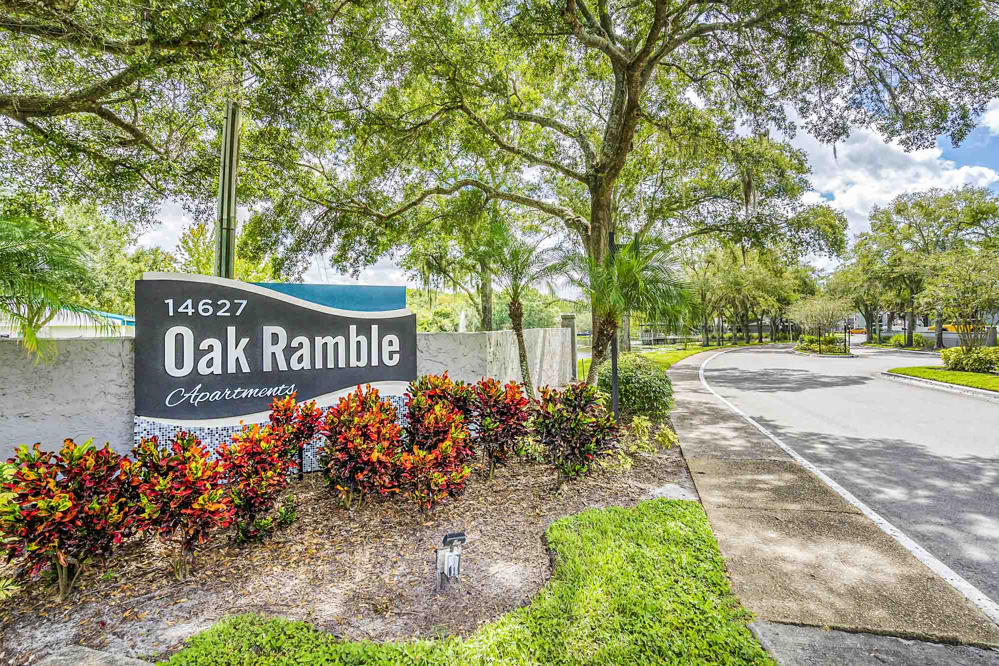 The sign for Oak Ramble apartments in Tampa, FL.