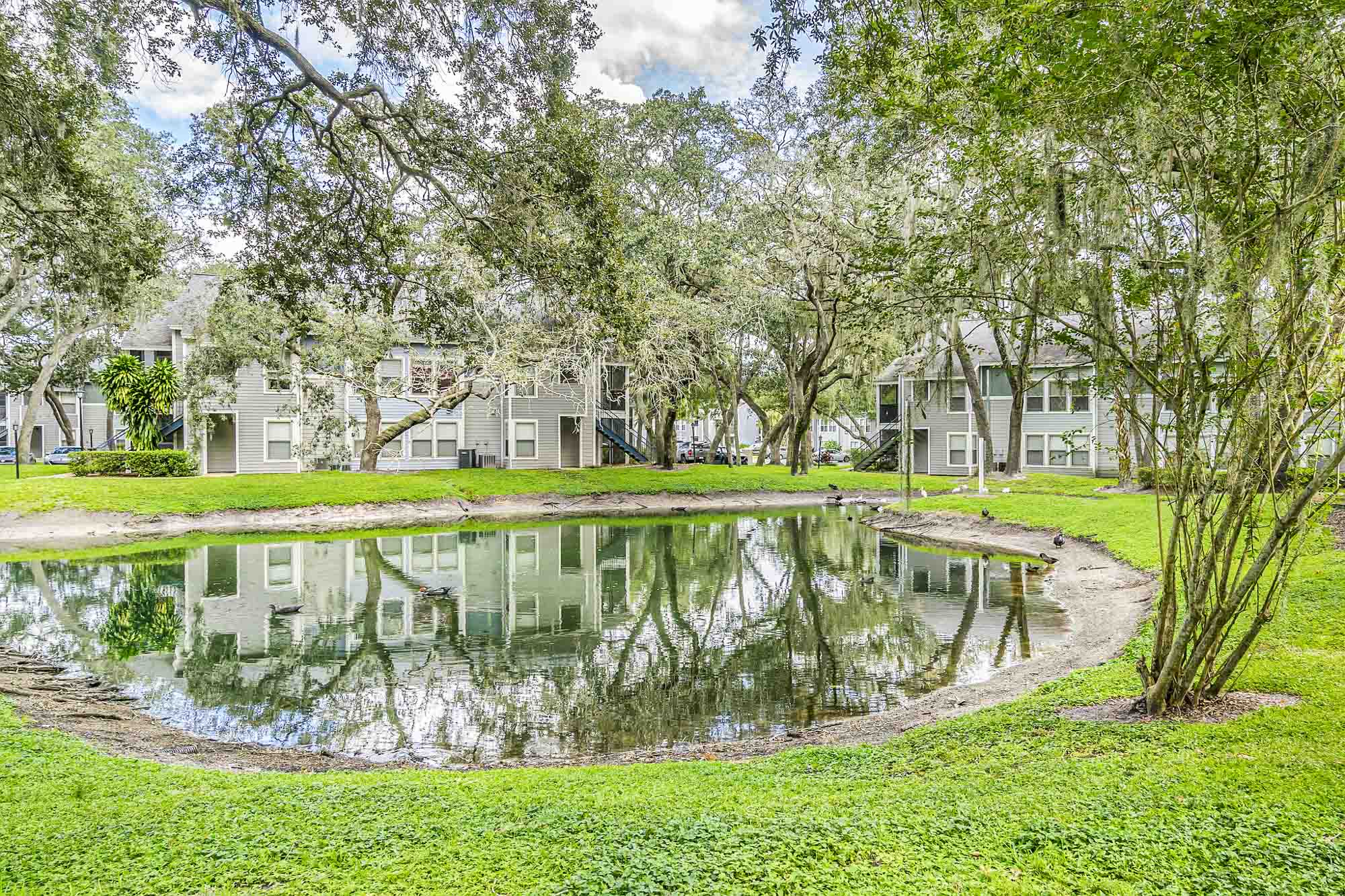 The exterior of the apartments at Oak Ramble in Tampa, FL.