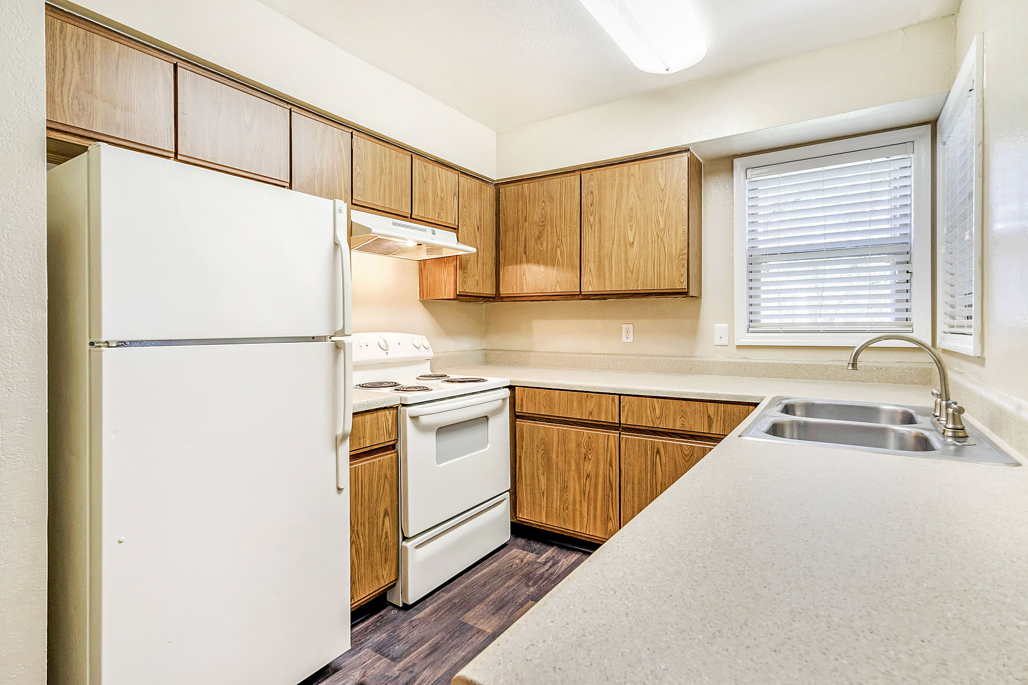 The interior of a kitchen at Oak Ramble apartments in Tampa, FL.