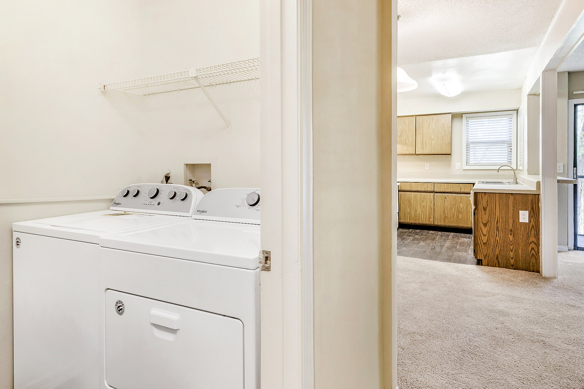 An in-unit washer and dryer at Oak Ramble apartments in Tampa, FL.