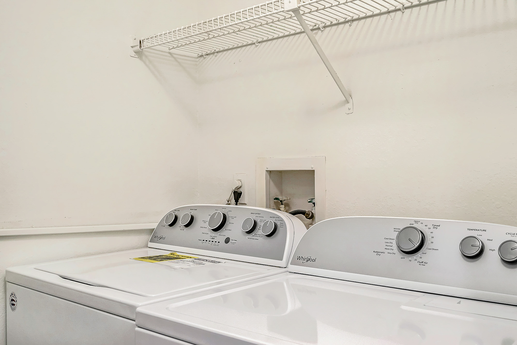 An in-unit washer and dryer at Oak Ramble apartments in Tampa, FL.