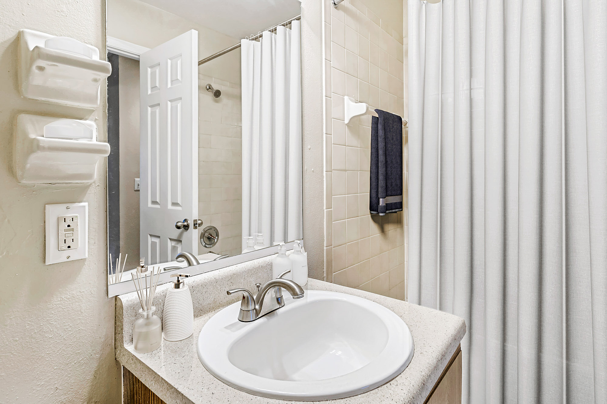 The interior of a bathroom at Oak Ramble apartments in Tampa, FL.