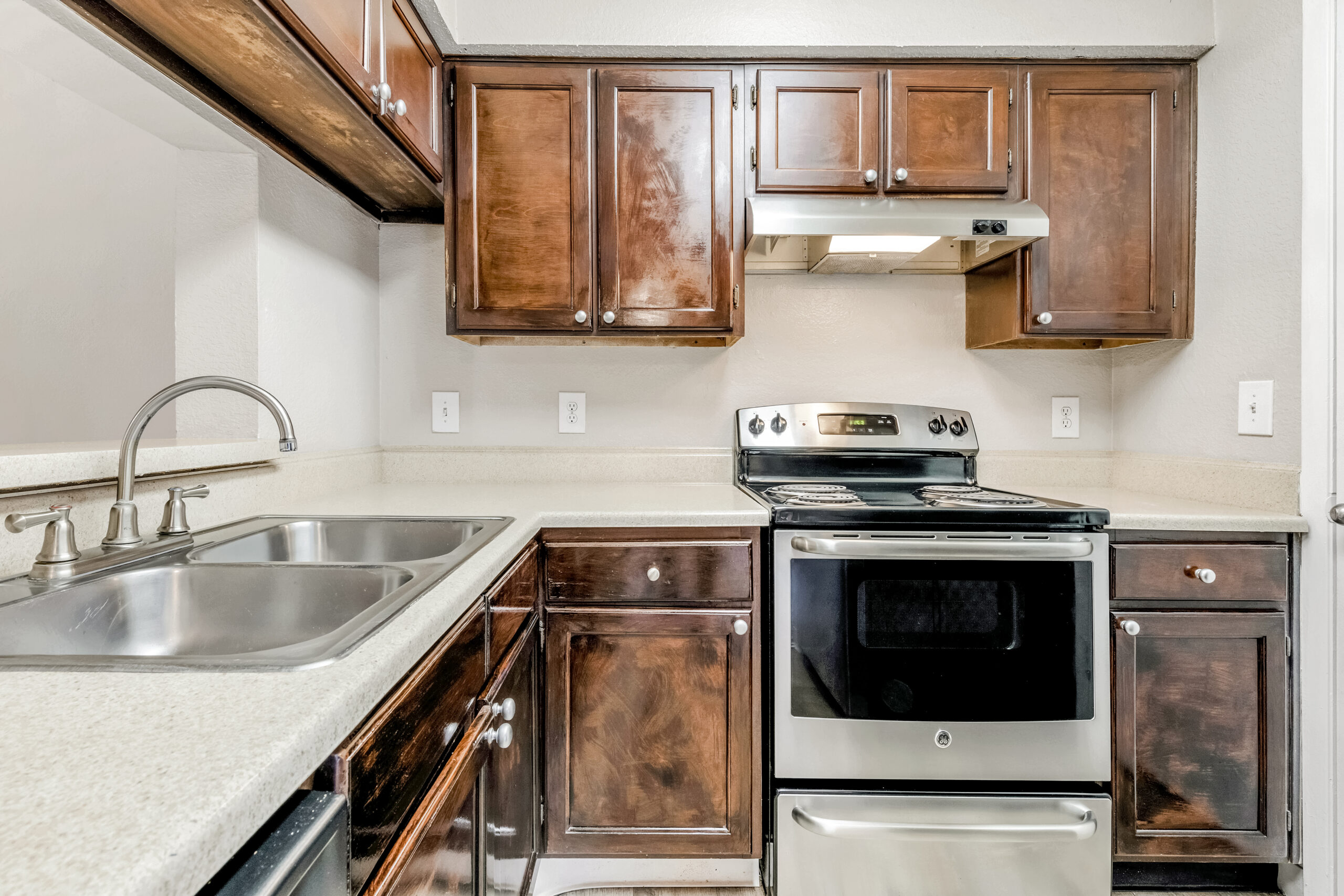 A kitchen at Brookwood Club apartments in Jacksonville, FL.