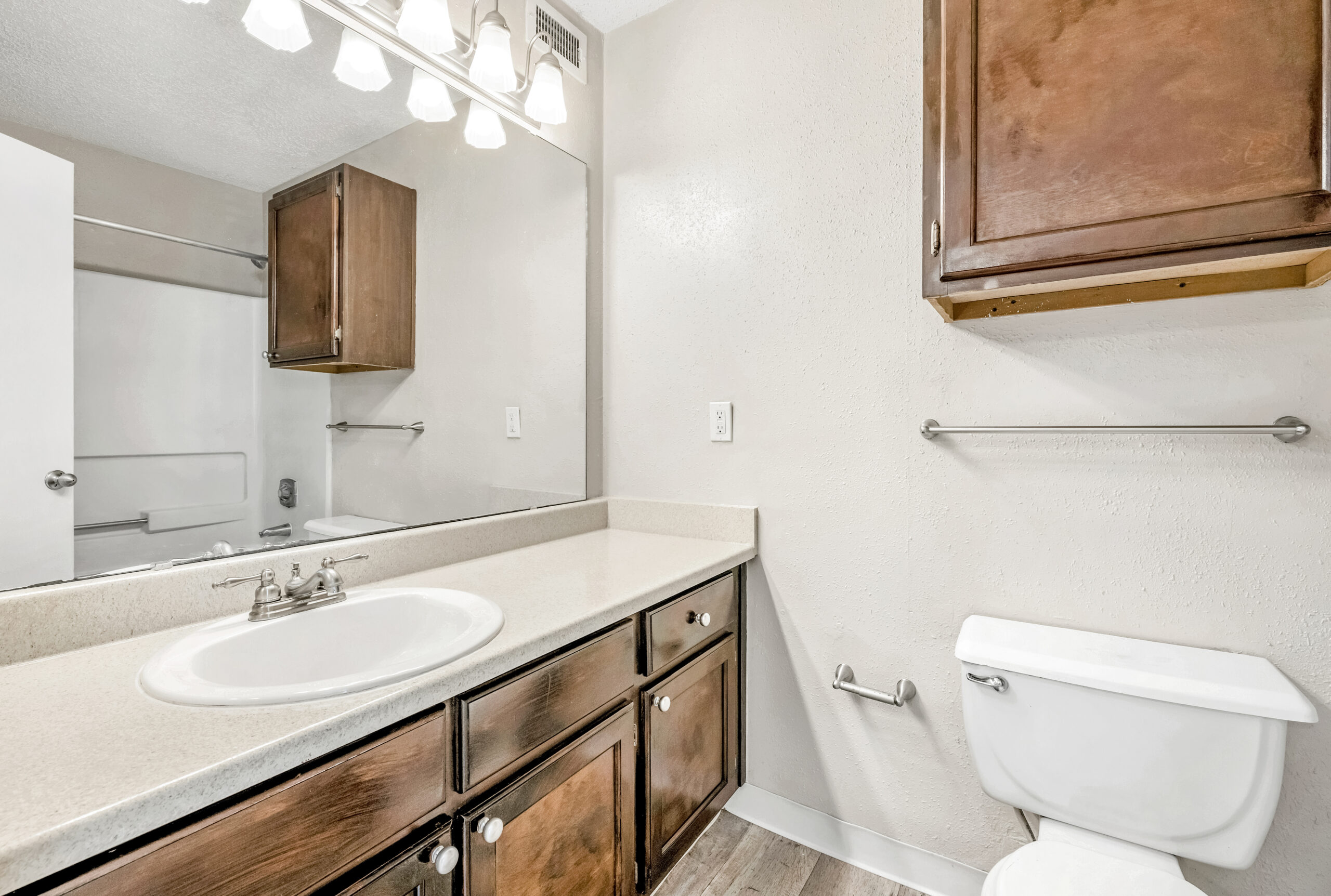 A kitchen at Brookwood Club apartments in Jacksonville, FL.