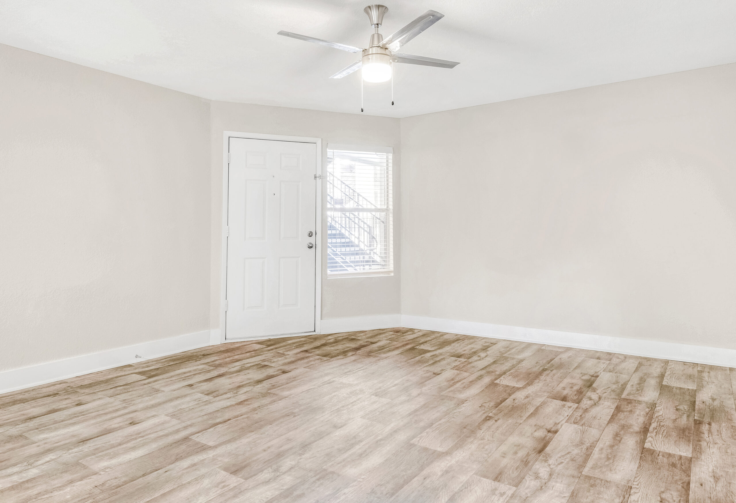 A living space at Brookwood Club apartments in Jacksonville, FL.