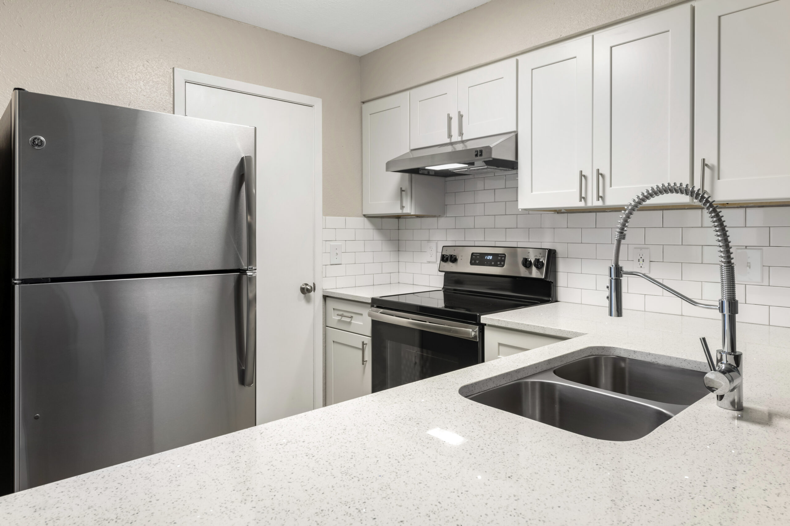 A kitchen at Brookwood Club apartments in Jacksonville, FL.