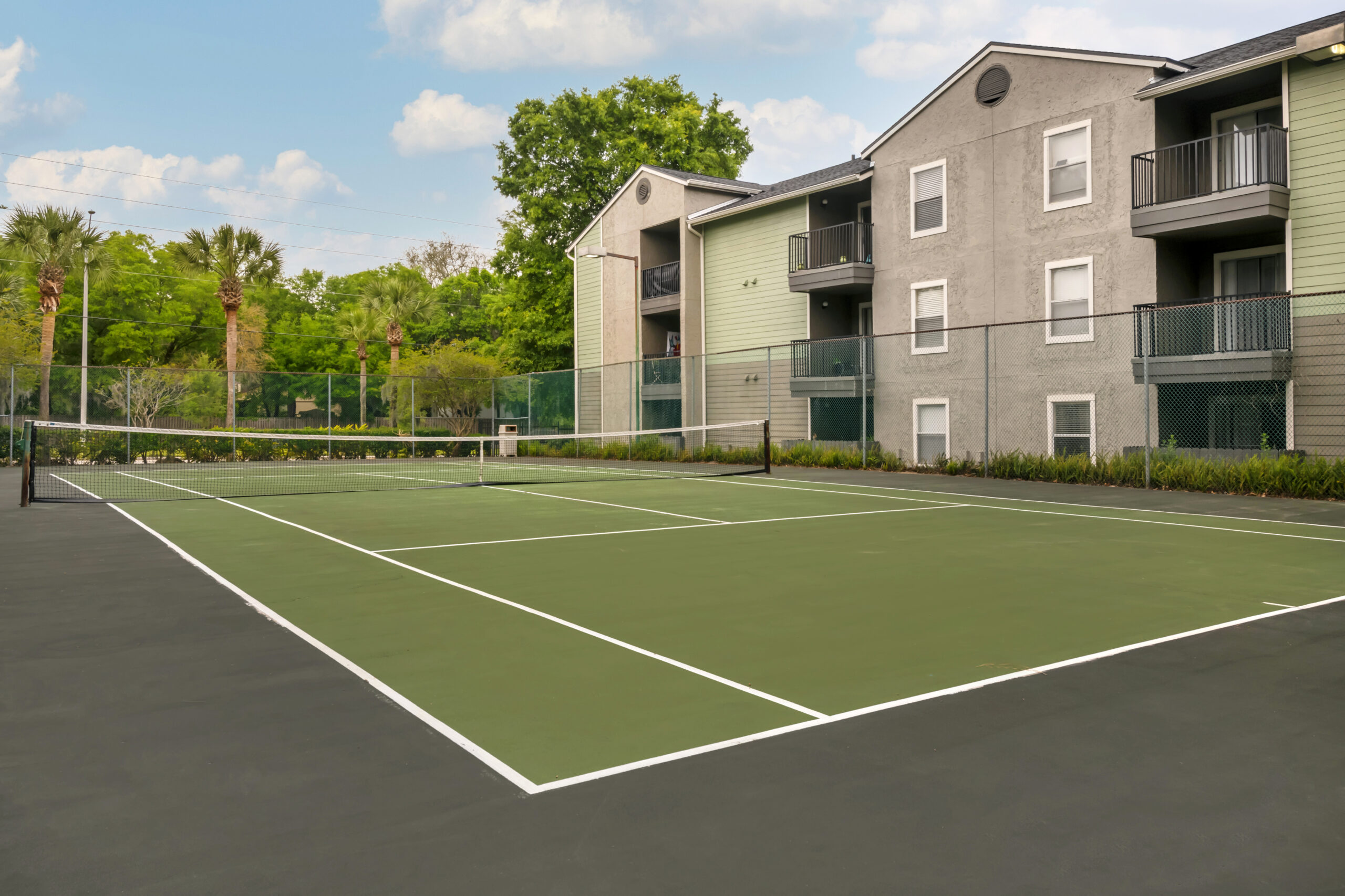 The tennis court at Brookwood Club apartments in Jacksonville, FL.