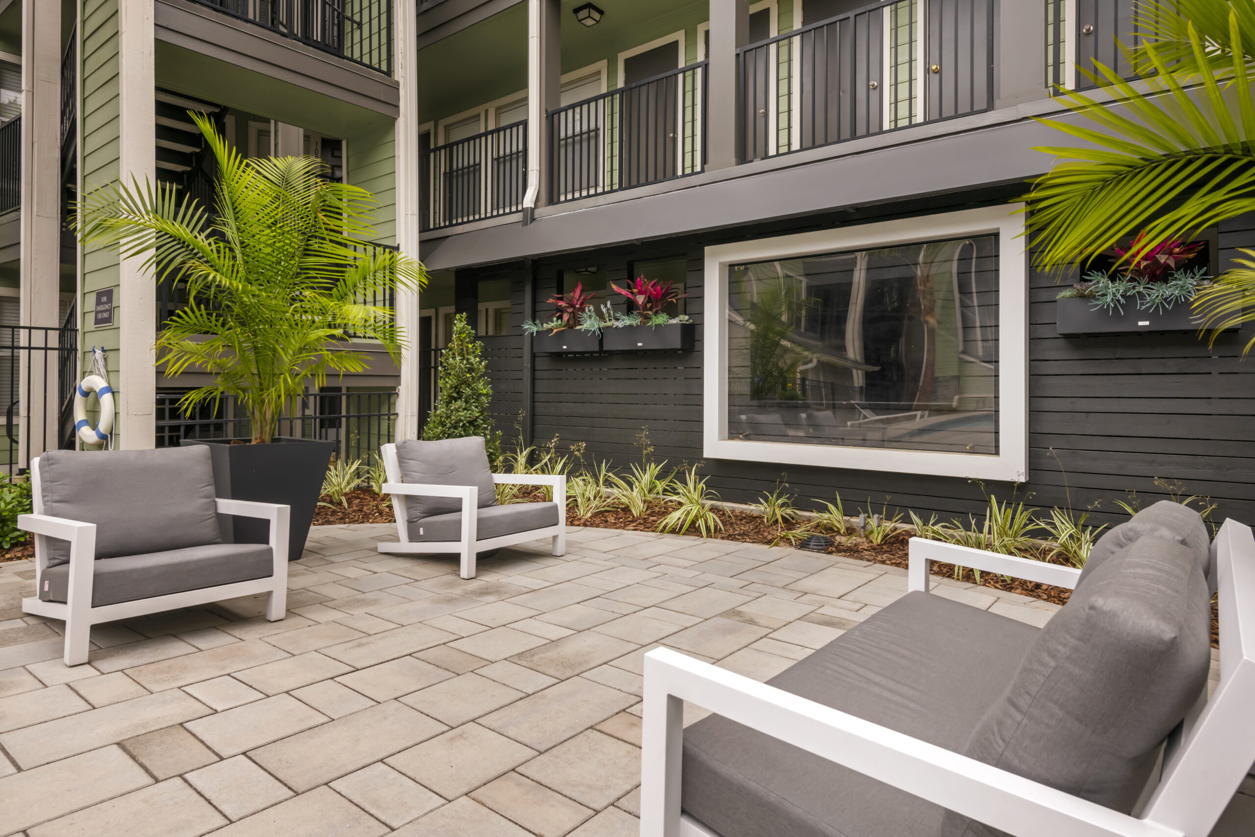 The terrace at Brookwood Club apartments in Jacksonville, FL.