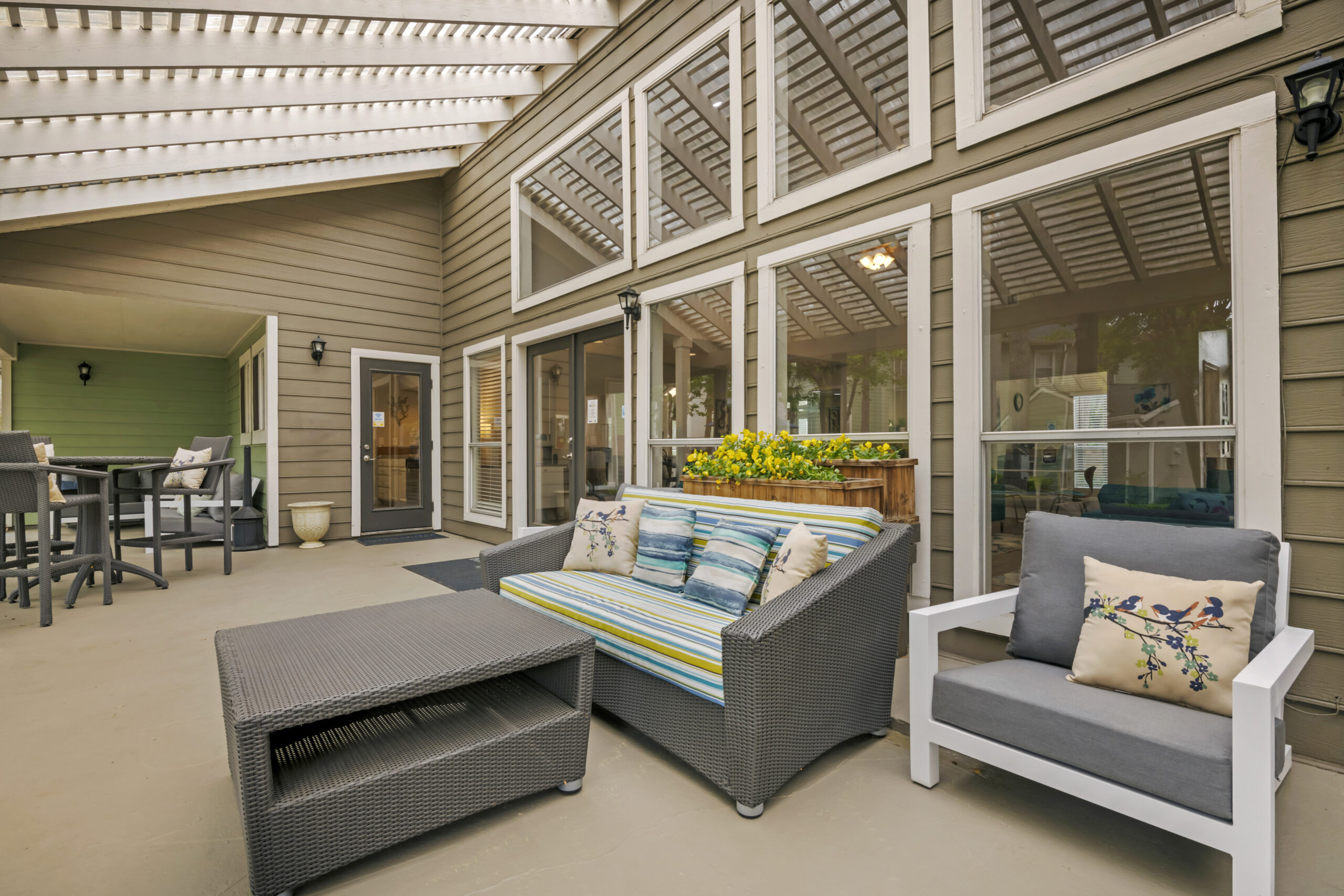 The covered veranda at Brookwood Club apartments in Jacksonville, FL.