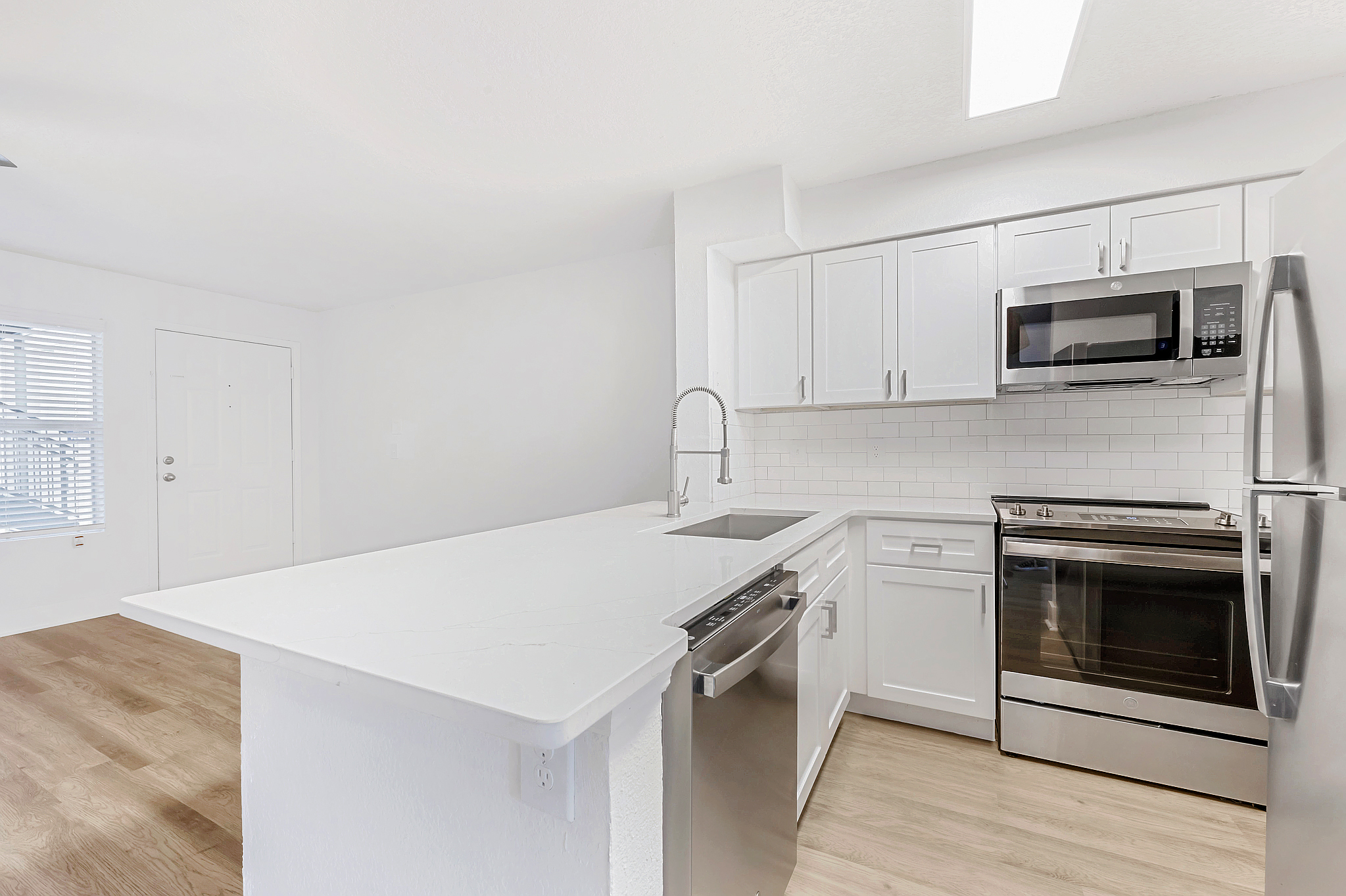 A kitchen at Brookwood Club apartments in Jacksonville, FL.