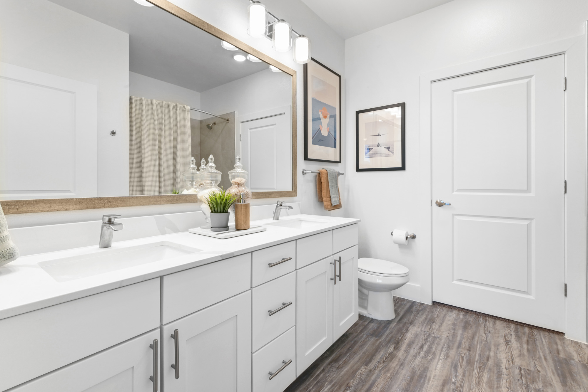 The bathroom of an apartment at Embree Hill in Dallas, TX.