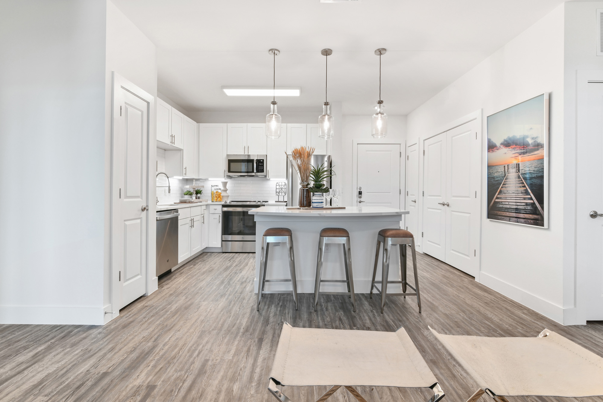 A kitchen at Embree Hill apartments in Dallas, TX