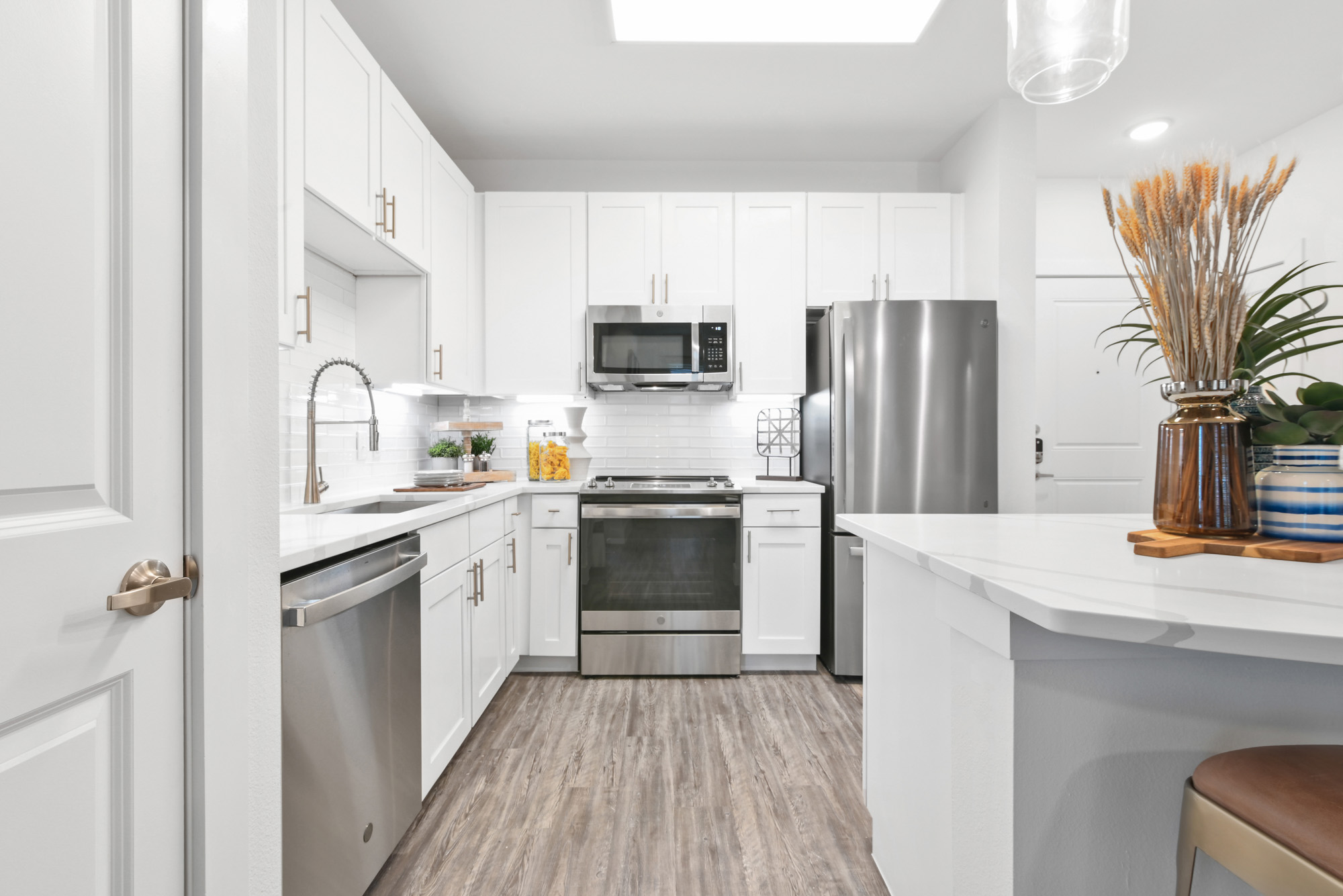 A kitchen at Embree Hill apartments in Dallas, TX