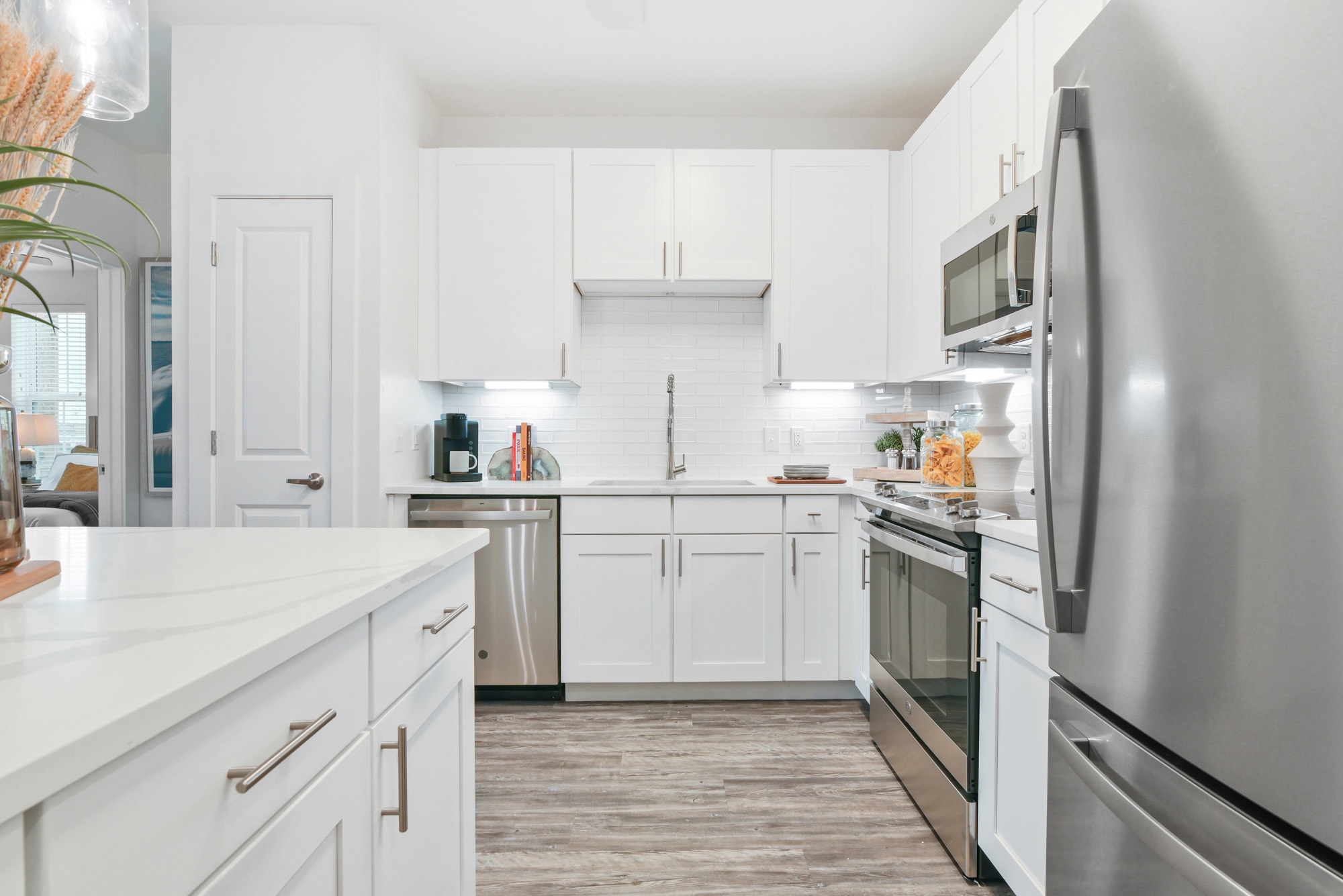 A kitchen at Embree Hill apartments in Dallas, TX