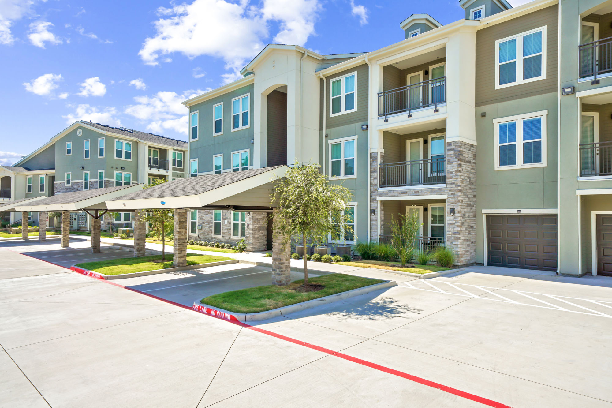 The exterior of an apartment building at Embree Hill in Dallas, TX.