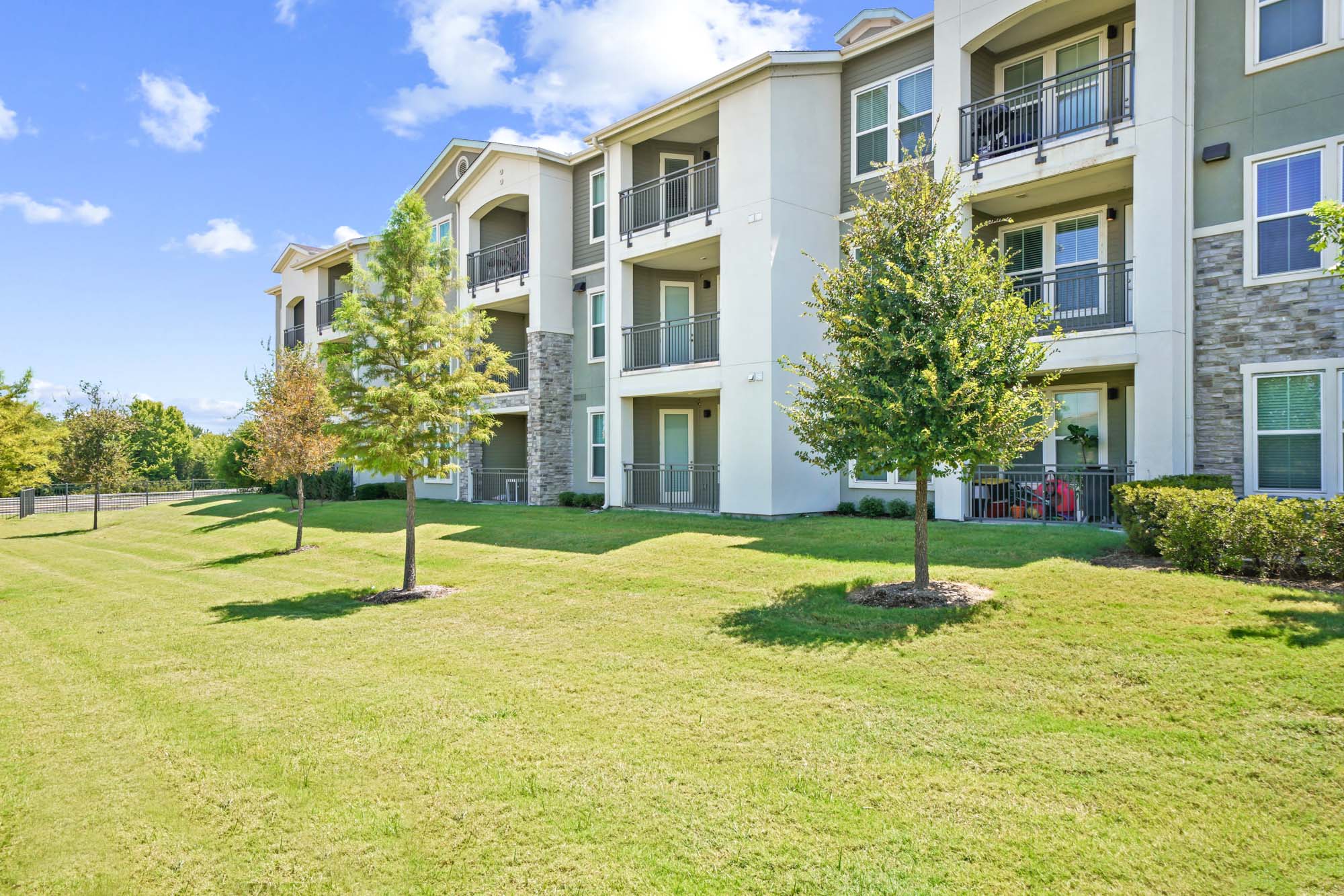 The exterior of an apartment building at Embree Hill in Dallas, TX.