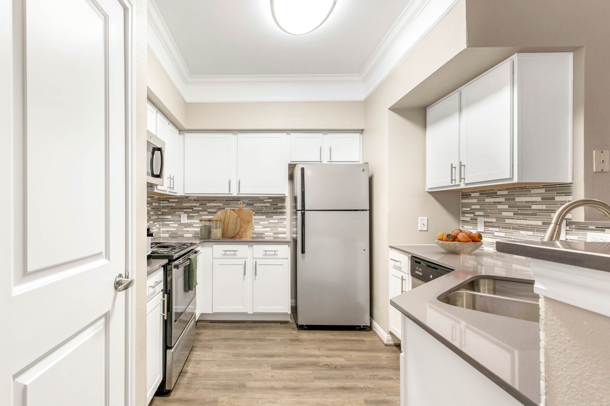 A kitchen at The Villas at Shadow Creek apartments in Houston, TX.