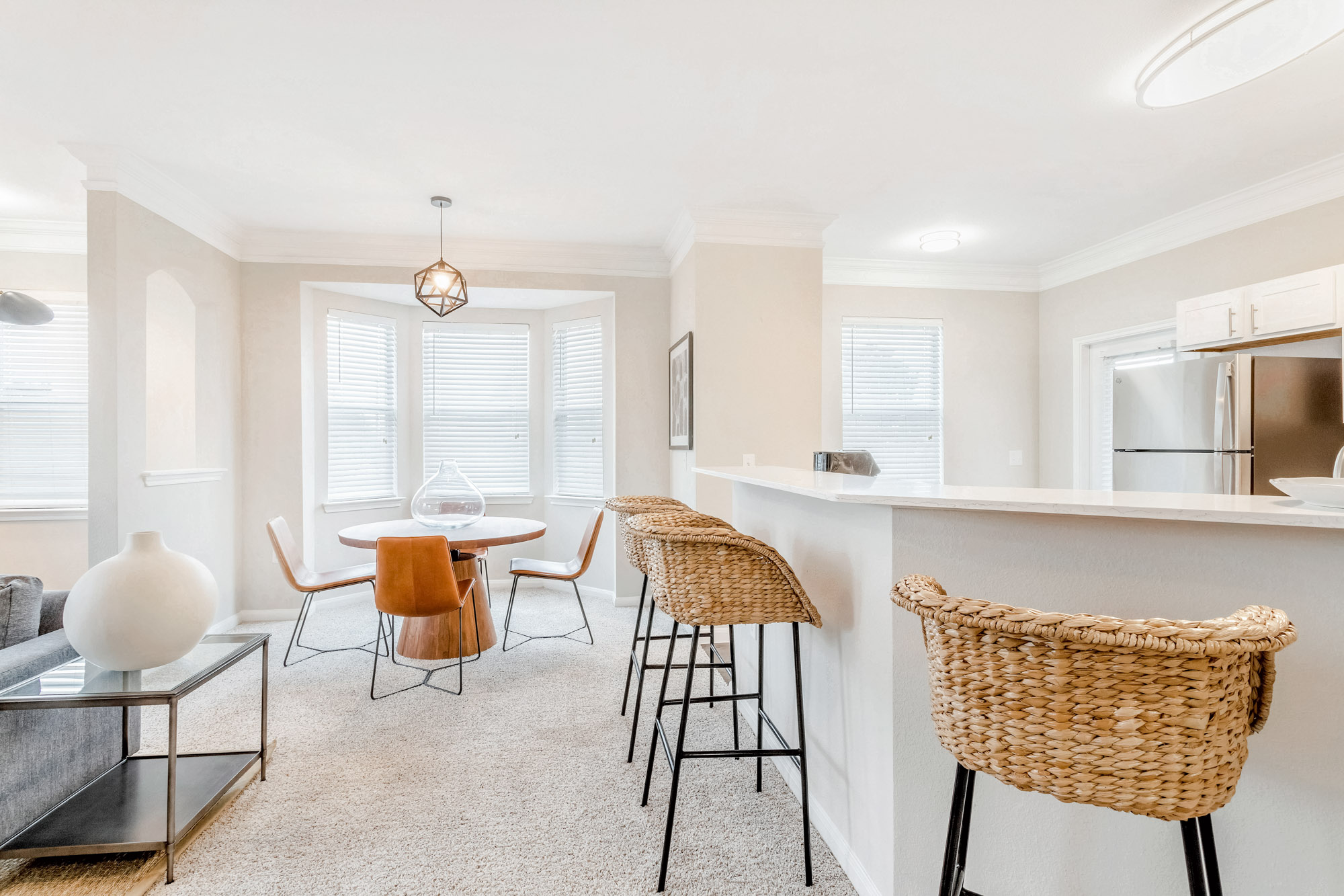 A dining area at The Villas at Shadow Creek apartments in Houston, TX.