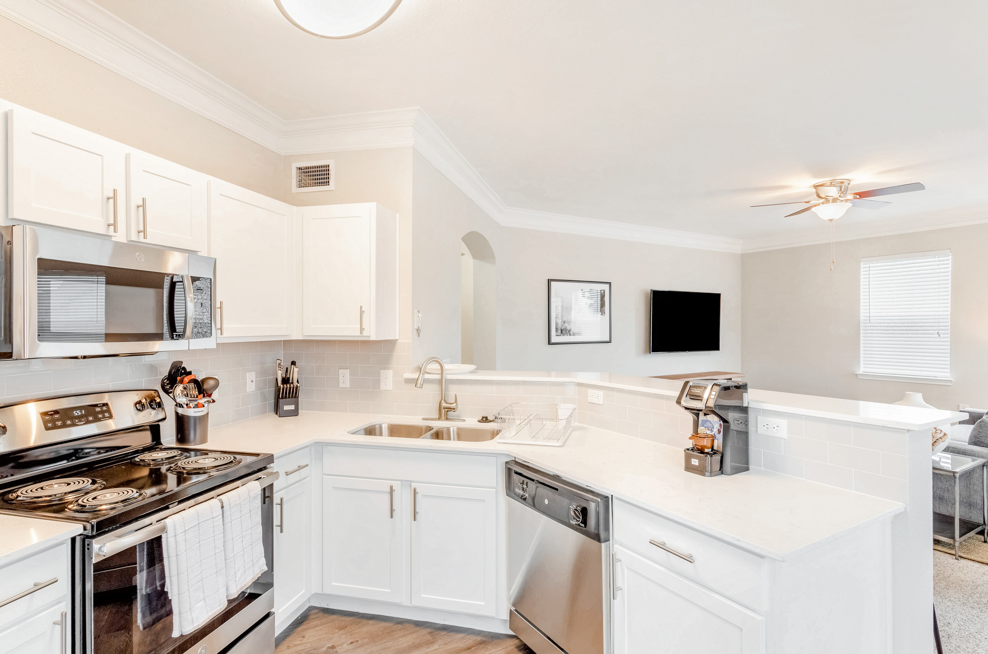 A kitchen at The Villas at Shadow Creek apartments in Houston, TX.