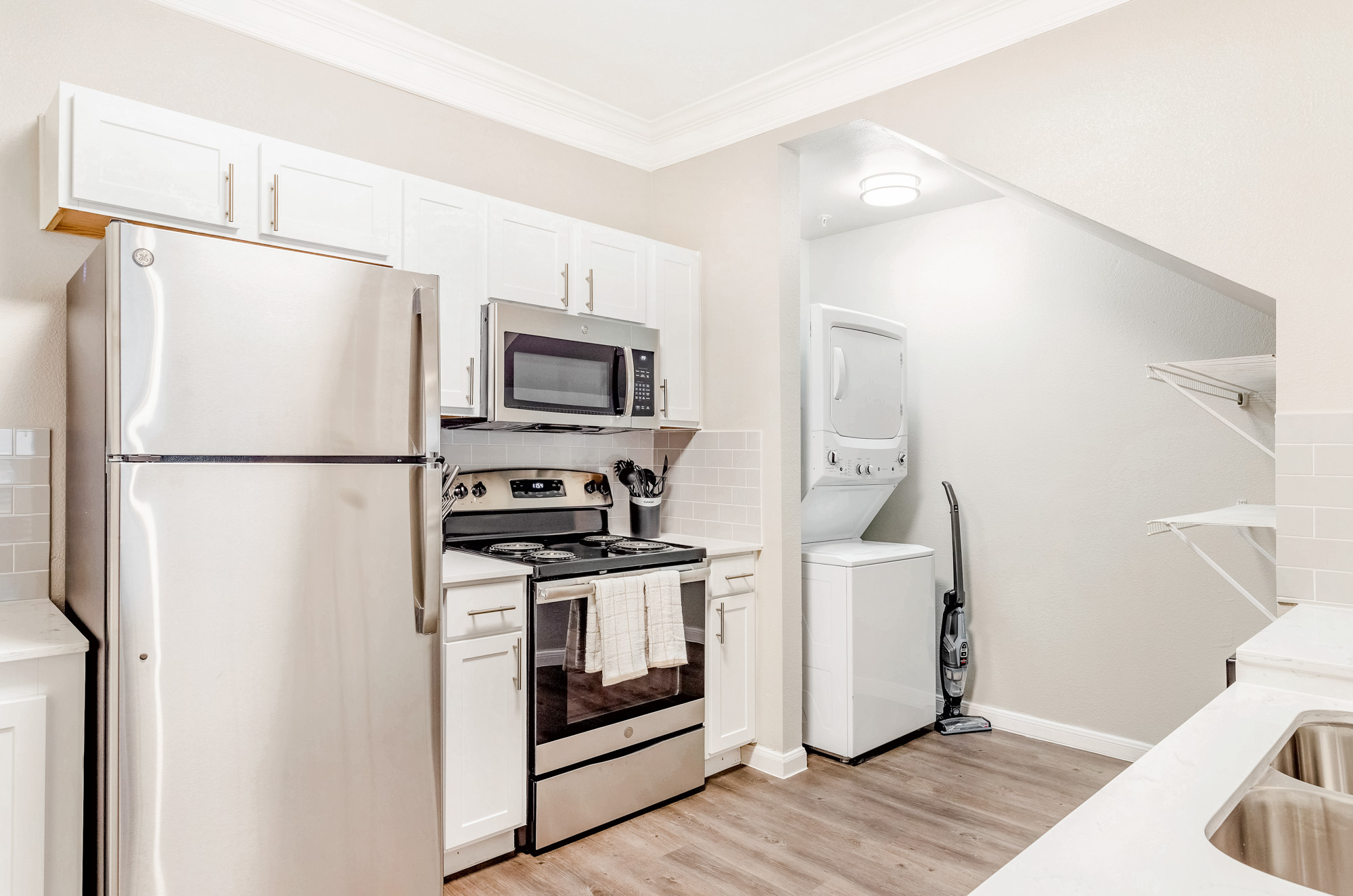 A kitchen at The Villas at Shadow Creek apartments in Houston, TX.