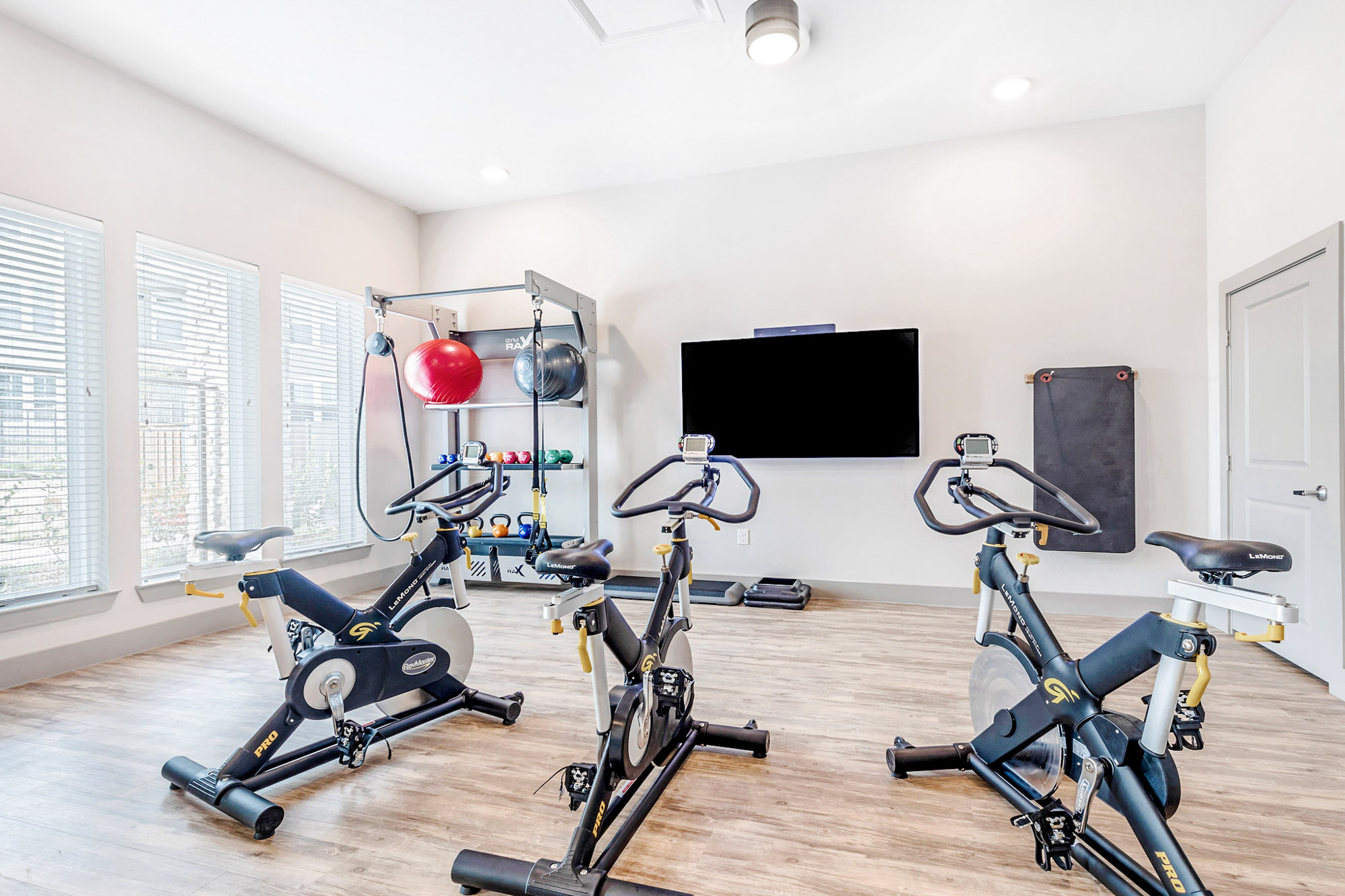 The fitness center at Embree Hill apartments in Dallas, TX.