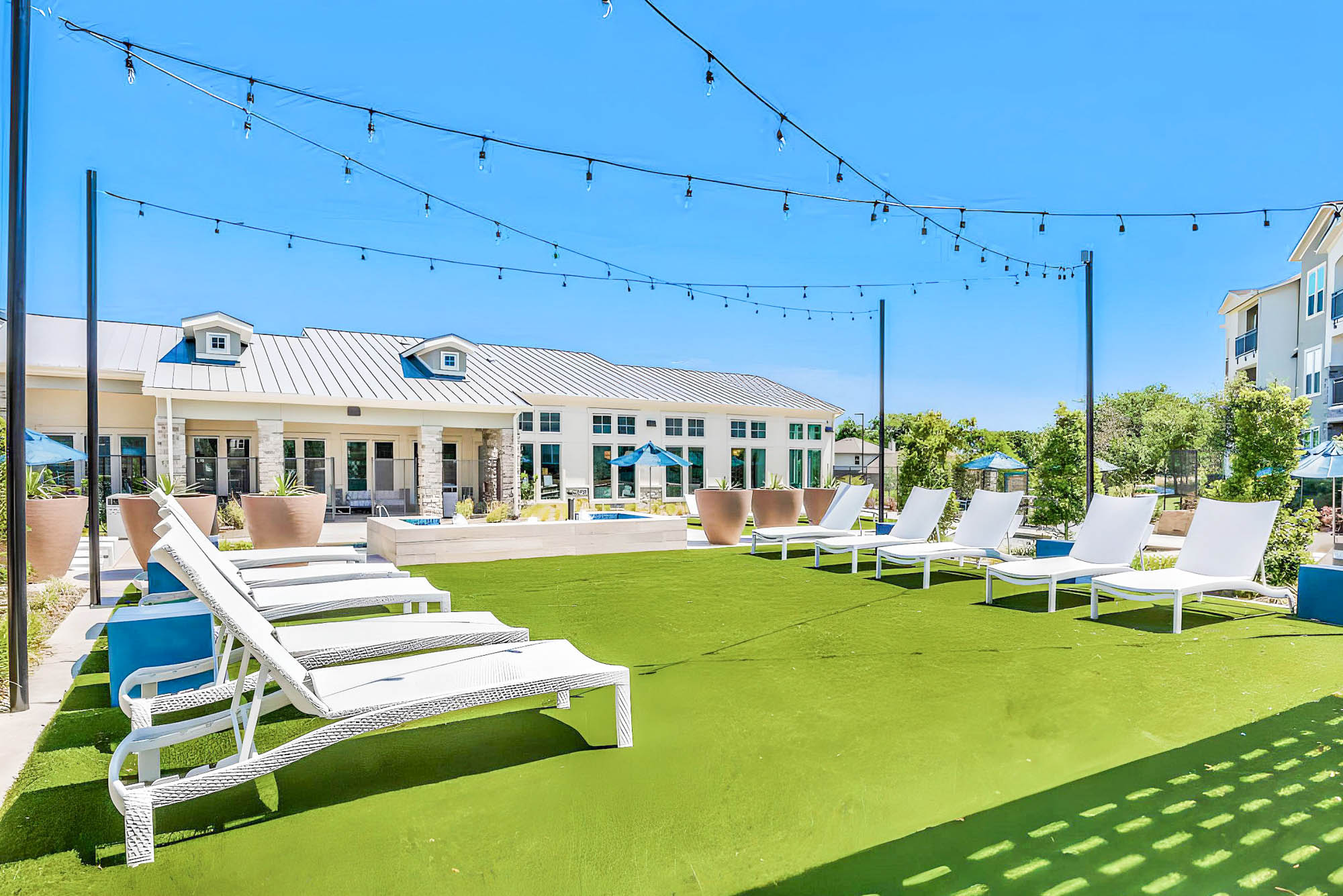 The outdoor terrace at Embree Hill apartments in Dallas, TX.