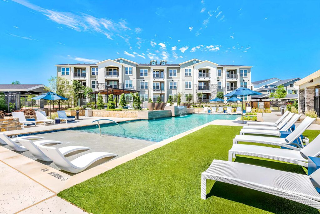 The pool at Embree Hill apartments in Dallas, TX.