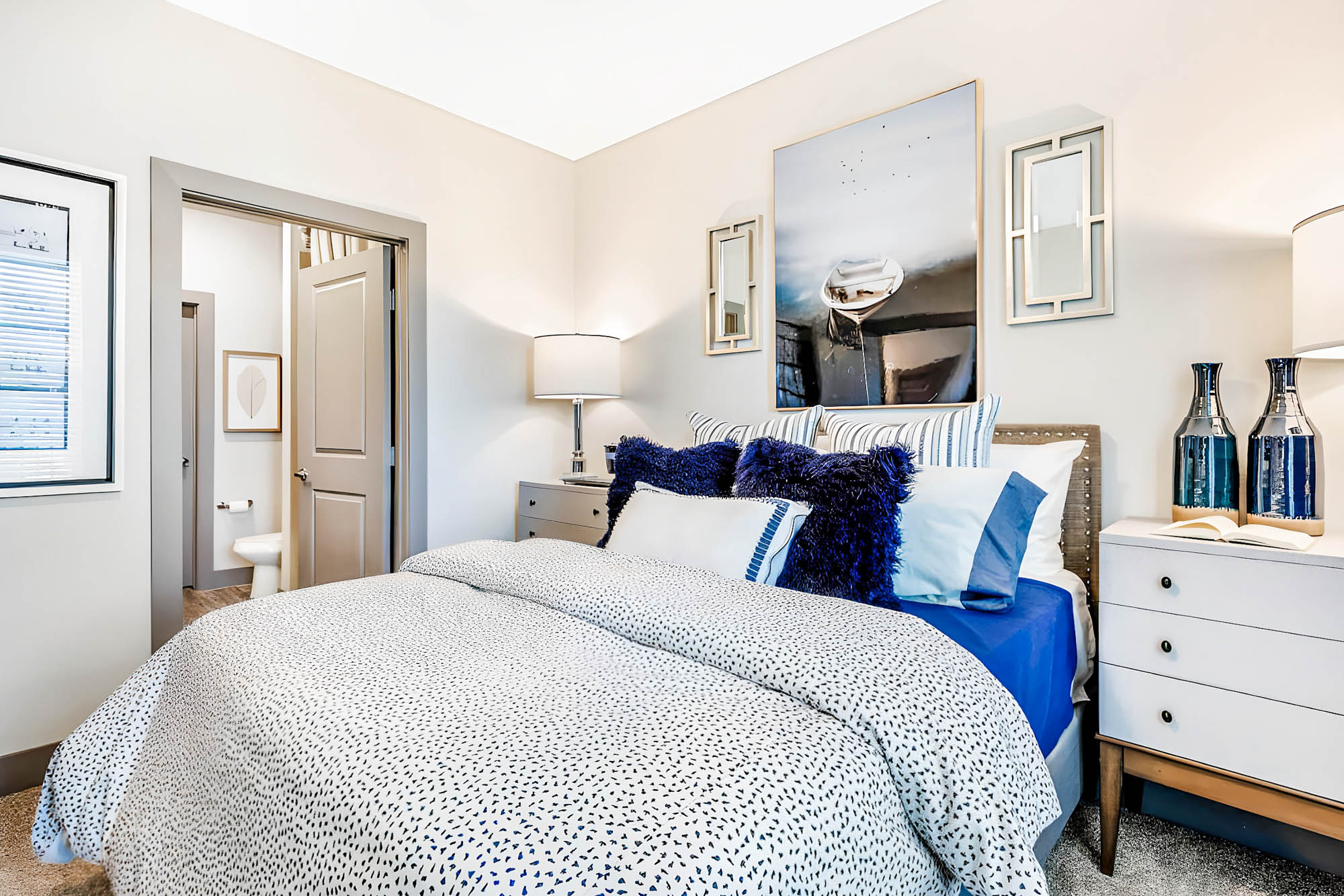 The bedroom of an apartment at Embree Hill in Dallas, TX.