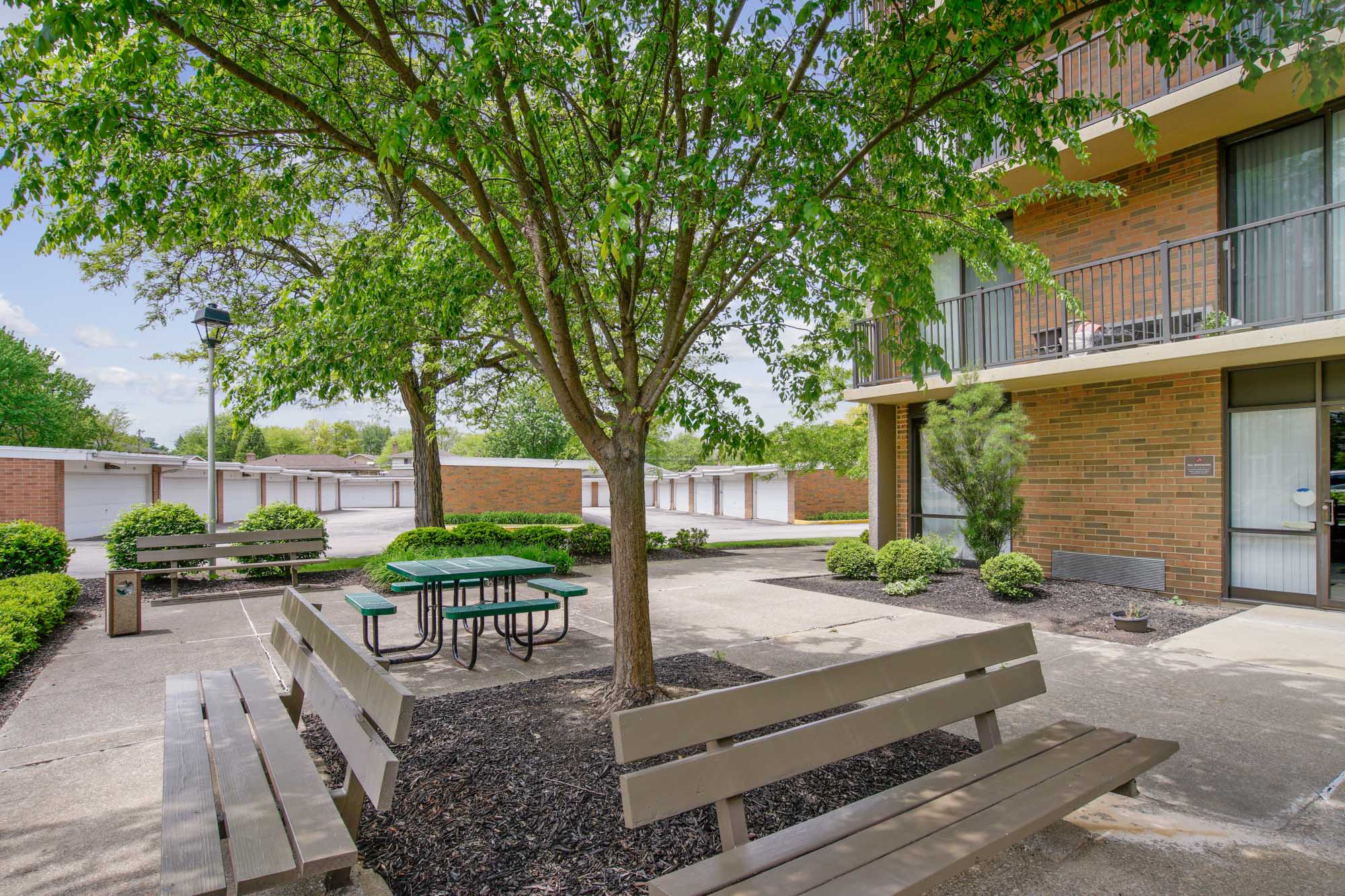 Outdoor courtyard at Independence Place apartments in Parma Heights, OH