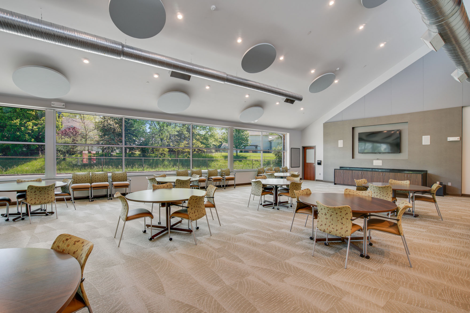 Dining area at Independence Place apartments in Parma Heights, Ohio