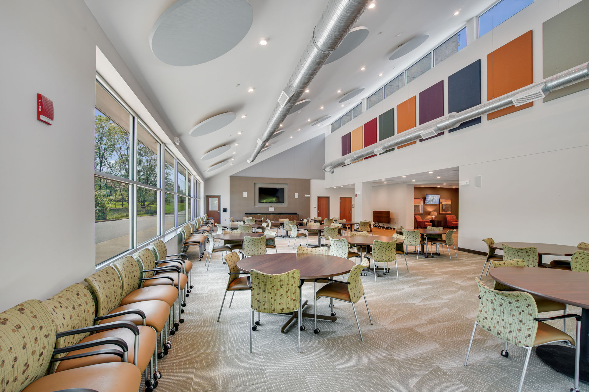 Dining area at Independence Place apartments in Parma Heights, Ohio