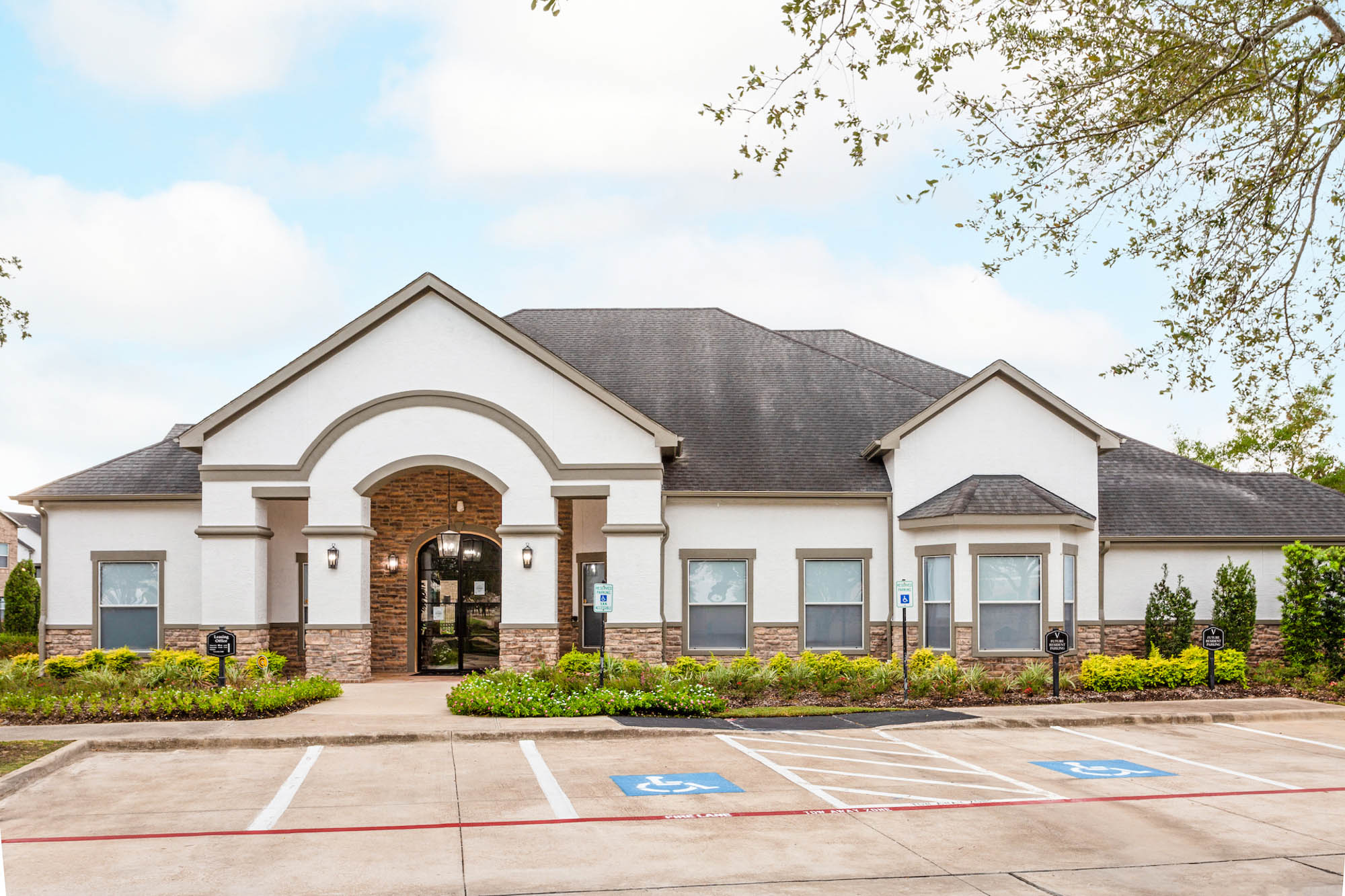 The leasing office at The Villas at Shadow Creek apartments in Houston, TX.