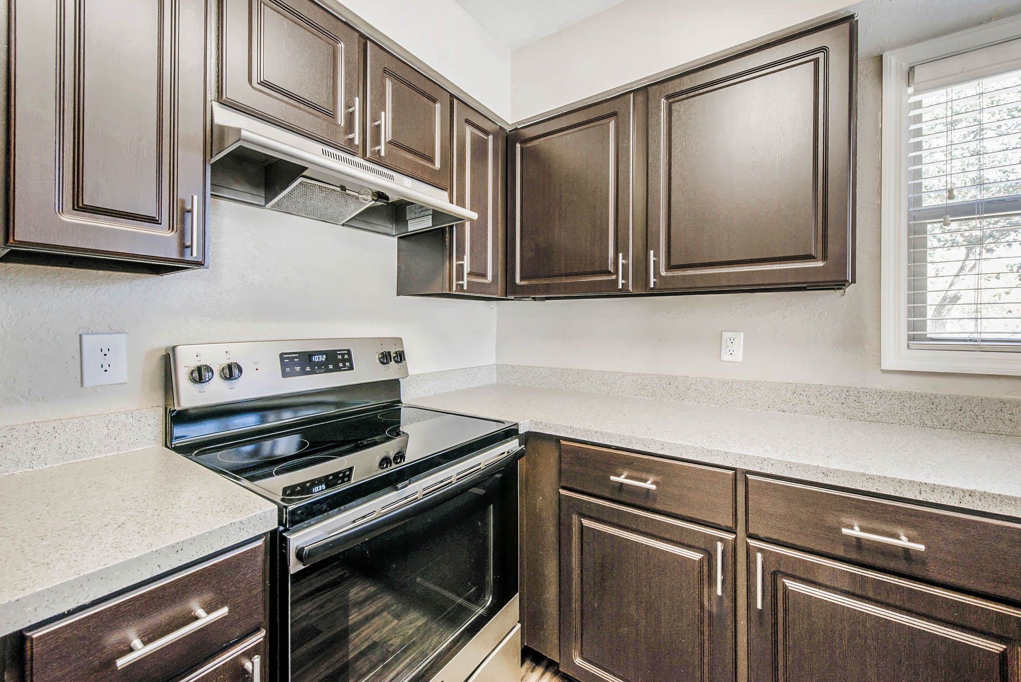 The interior of a kitchen at Oak Ramble apartments in Tampa, FL.