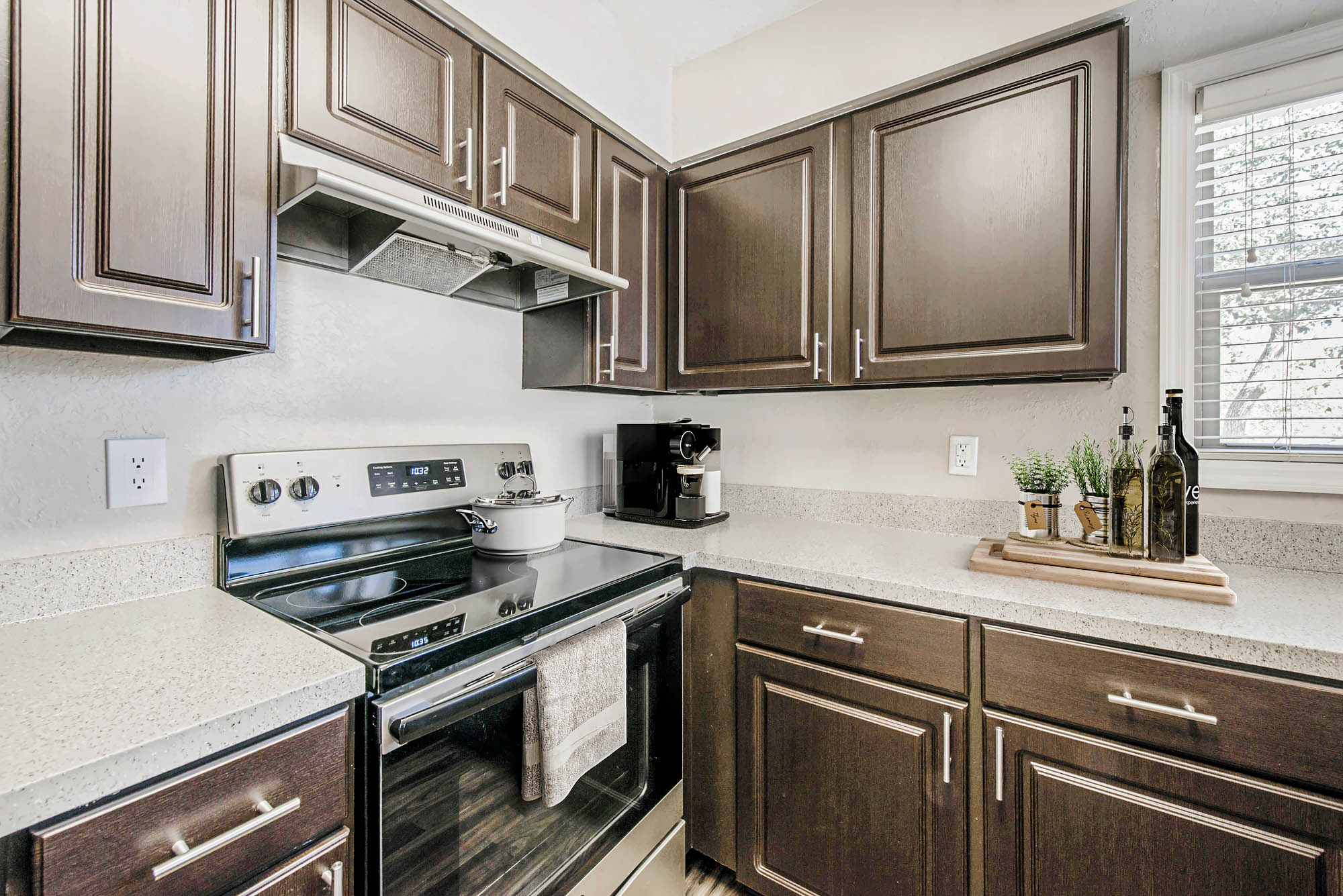 The interior of a kitchen at Oak Ramble apartments in Tampa, FL.