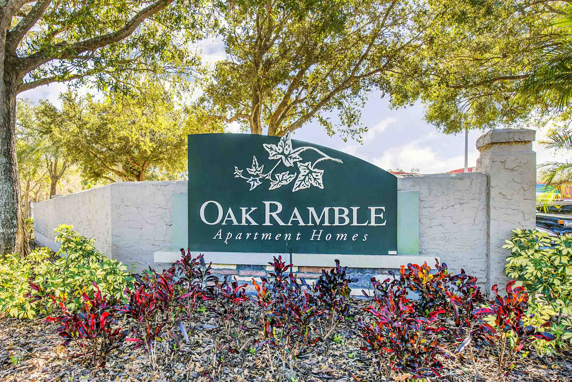 The sign for Oak Ramble apartments in Tampa, FL.