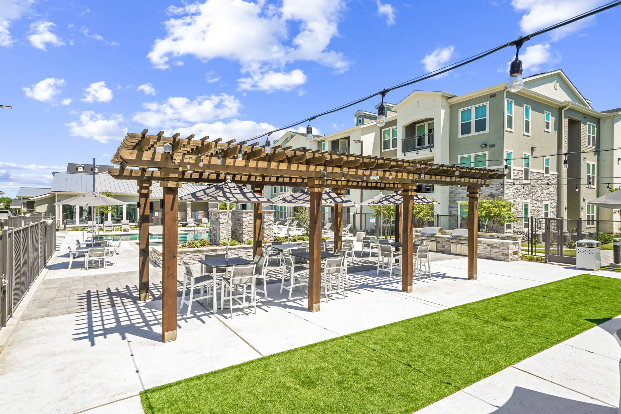 The outdoor terrace at Embree Hill apartments in Dallas, TX.