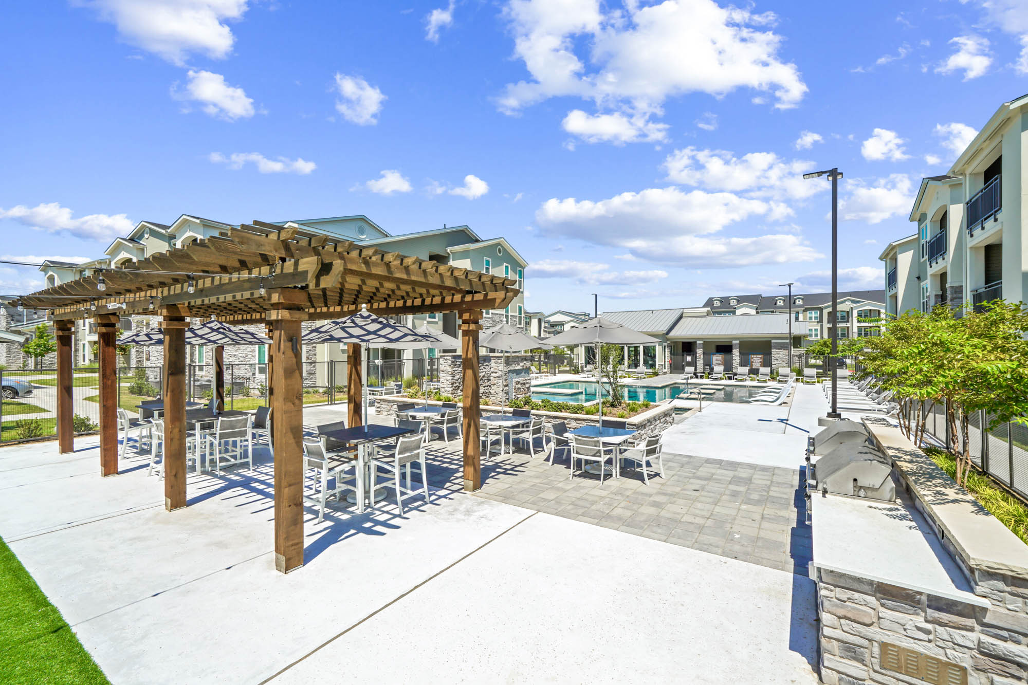 The outdoor terrace at Embree Hill apartments in Dallas, TX.