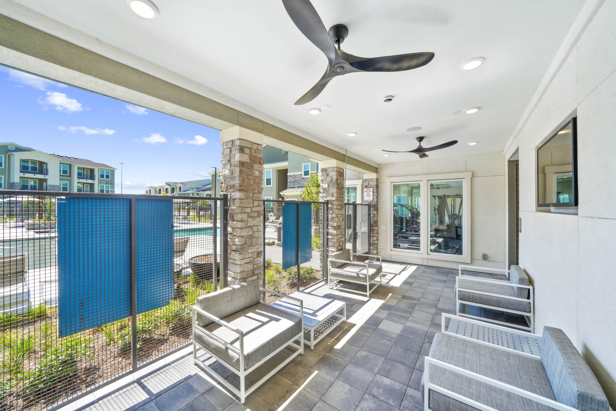 The outdoor patio at Embree Hill apartments in Dallas, TX.