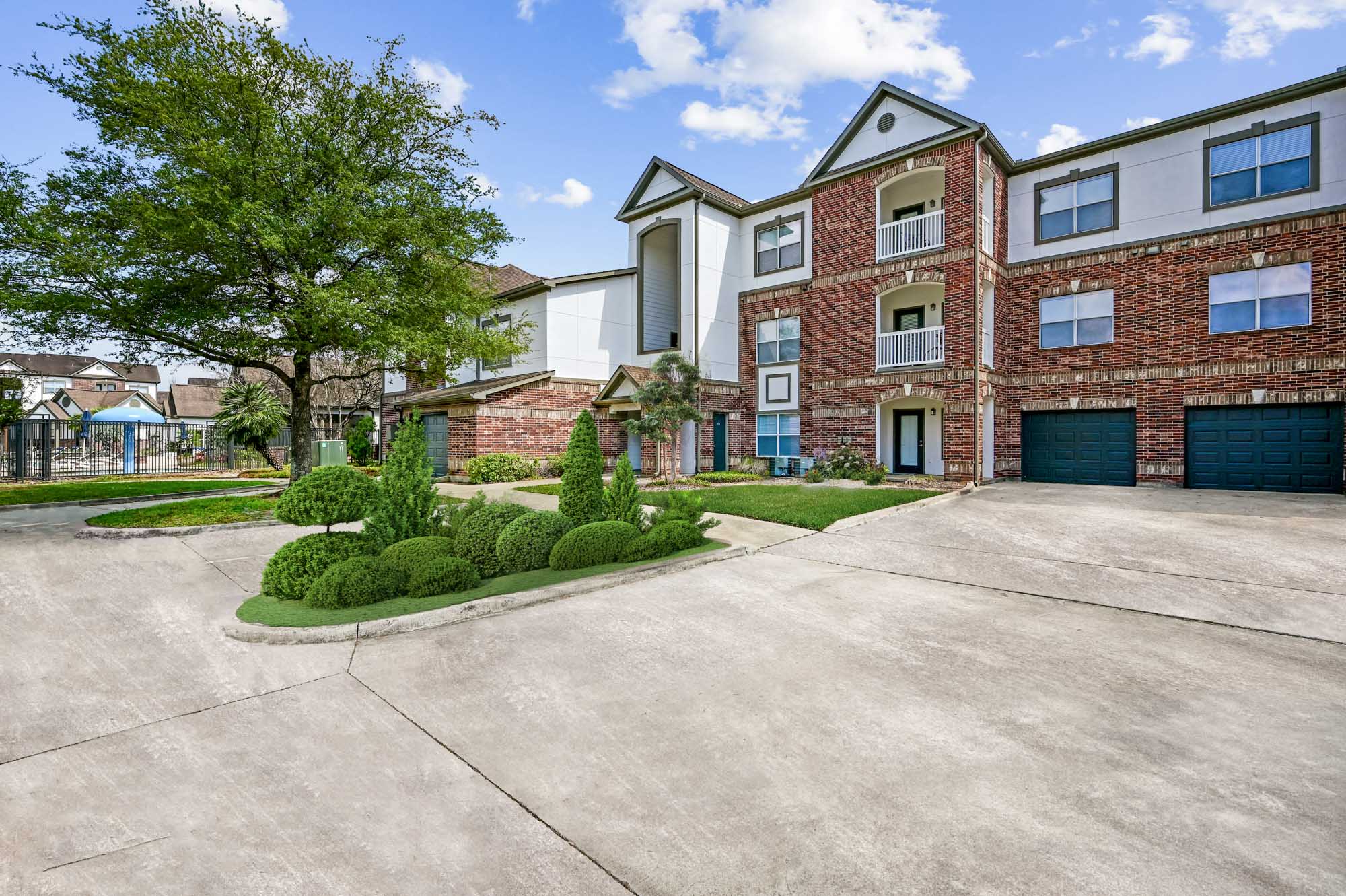 Residences at The Villas at Shadow Creek apartments in Houston, TX.