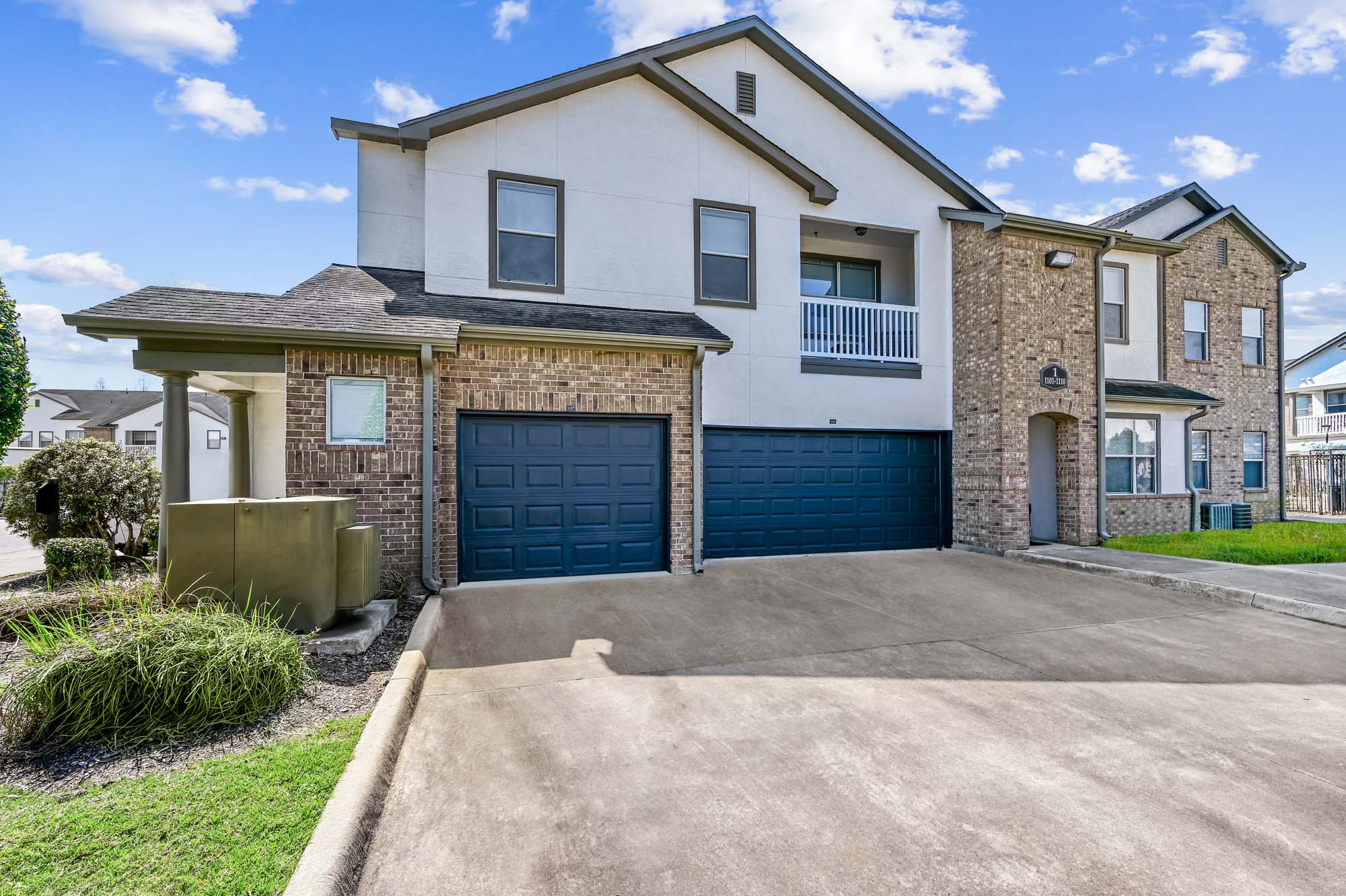 Residences at The Villas at Shadow Creek apartments in Houston, TX.