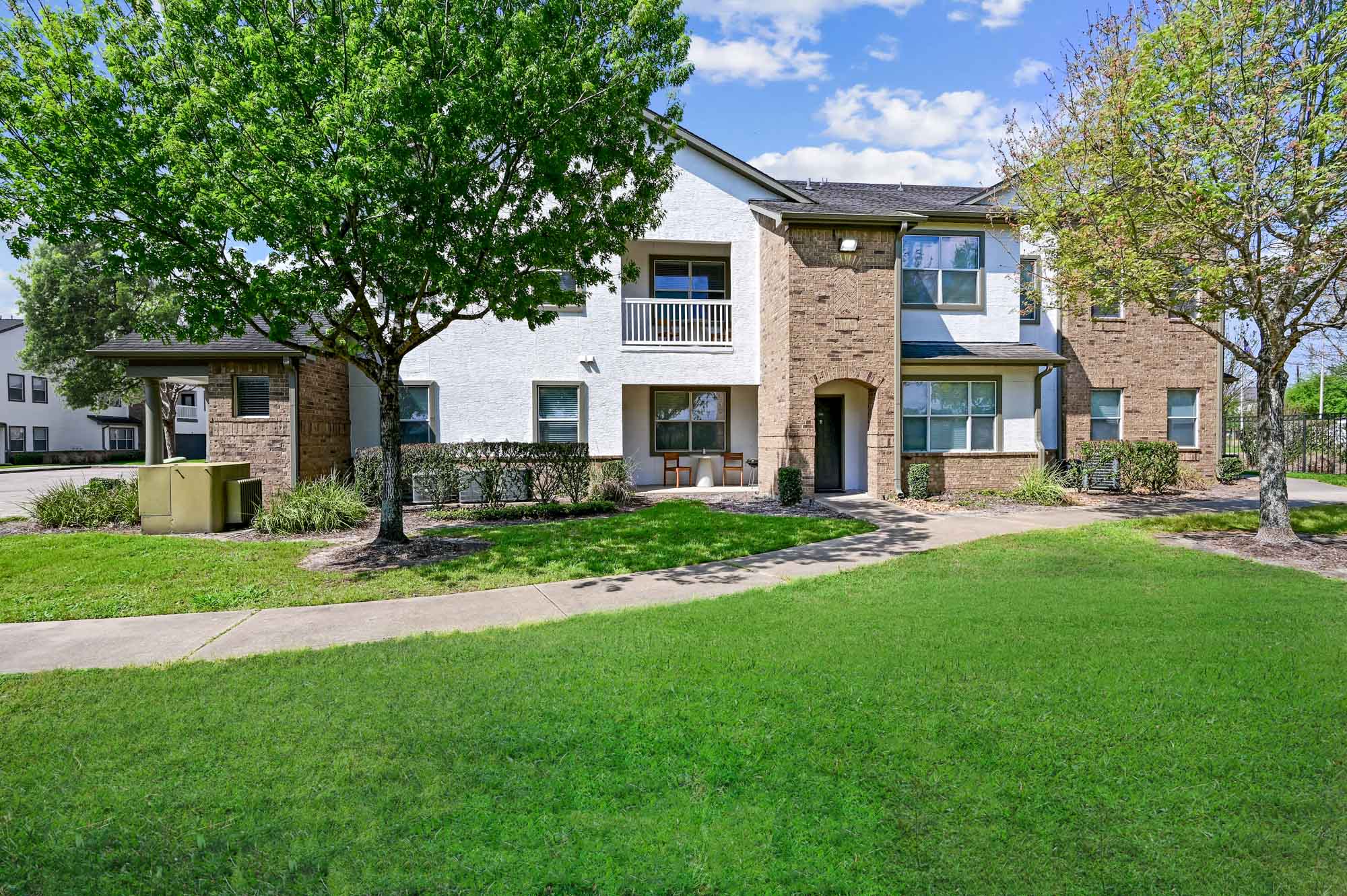 Residences at The Villas at Shadow Creek apartments in Houston, TX.