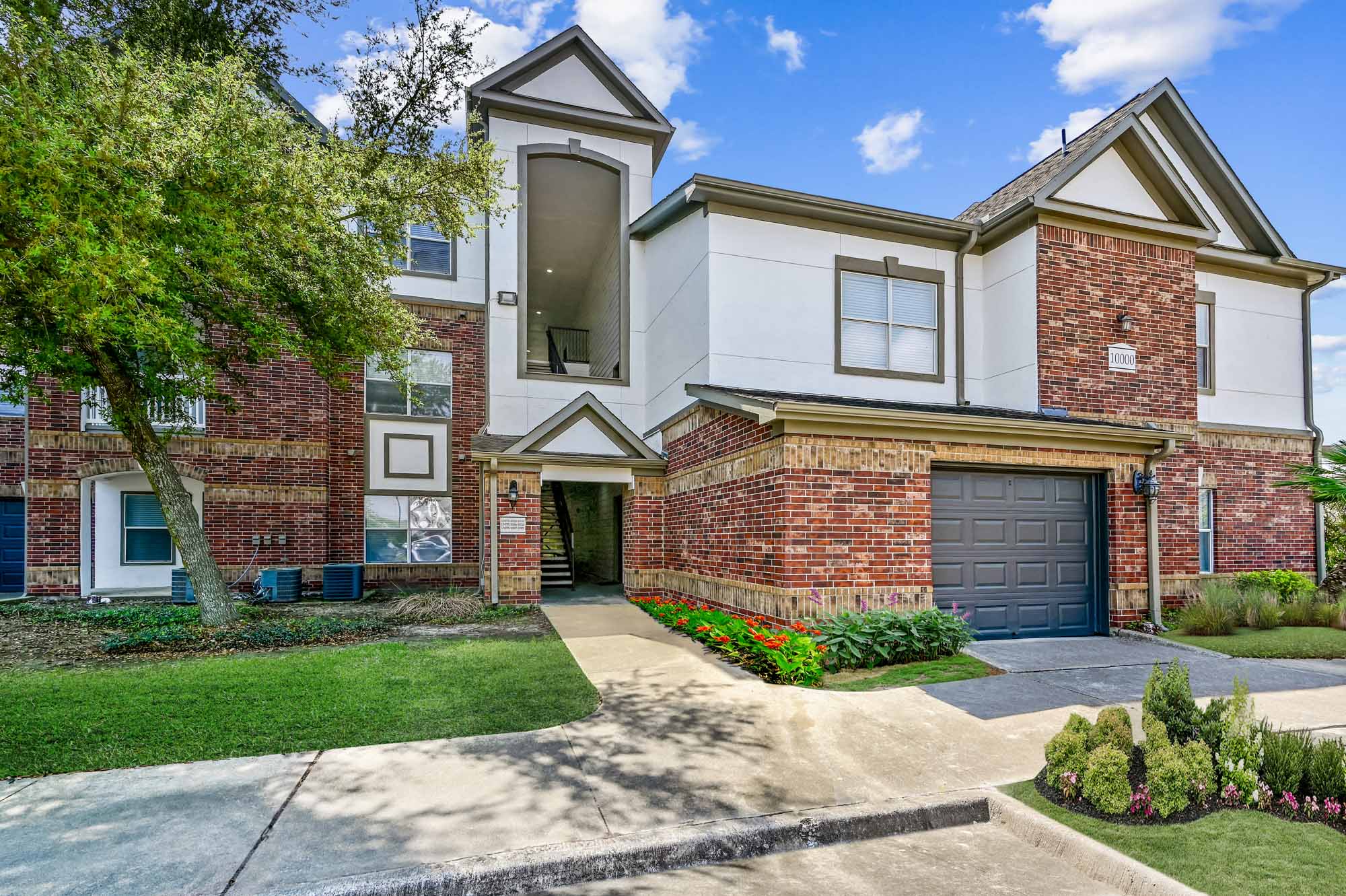 Residences at The Villas at Shadow Creek apartments in Houston, TX.