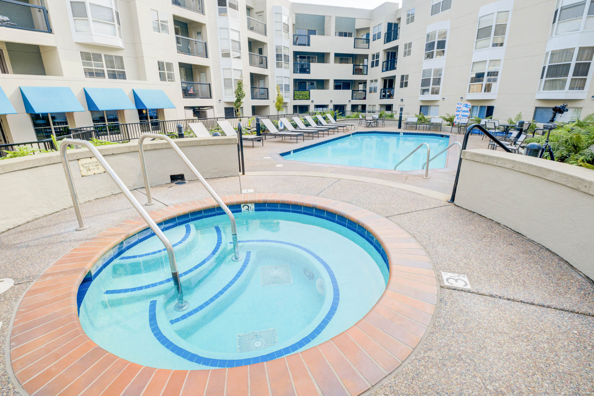 A hot tub next to the pool at Bayside Villages modern apartments in downtown San Francisco