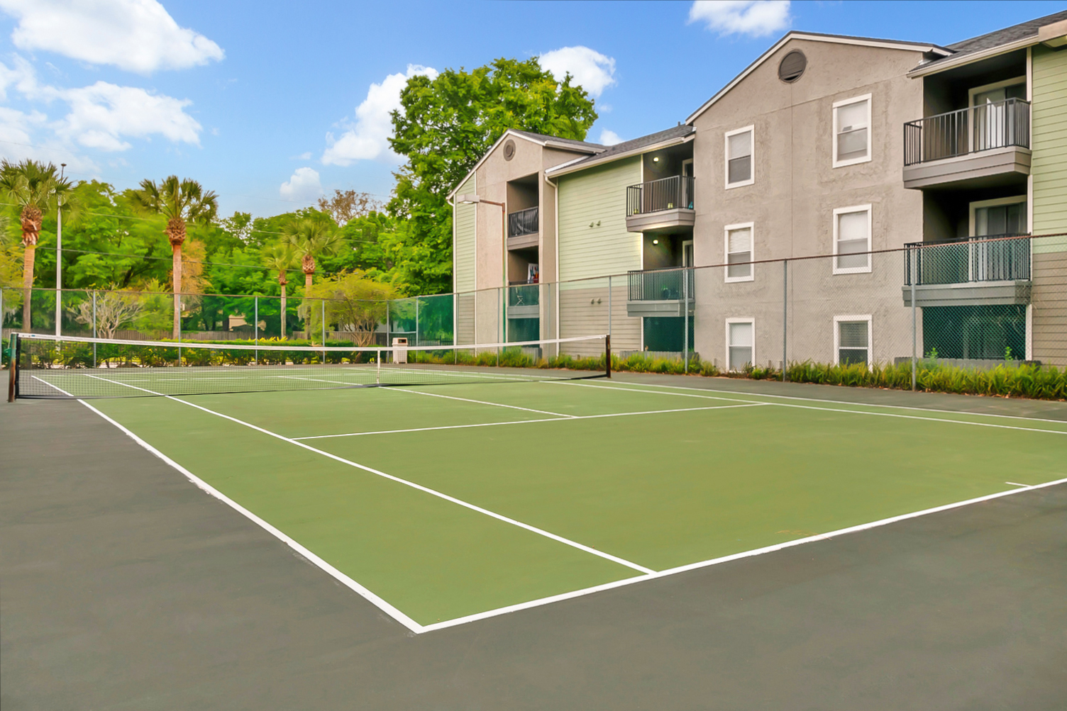 The tennis court at Brookwood Club apartments in Jacksonville, FL.